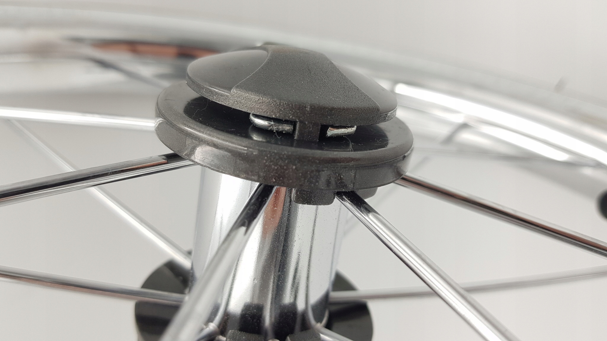 Kapsel CZARNY, spinka, blokada do kółek pompowanych, do kół z ŁOŻYSKAMI Średnica kół (cale) 12