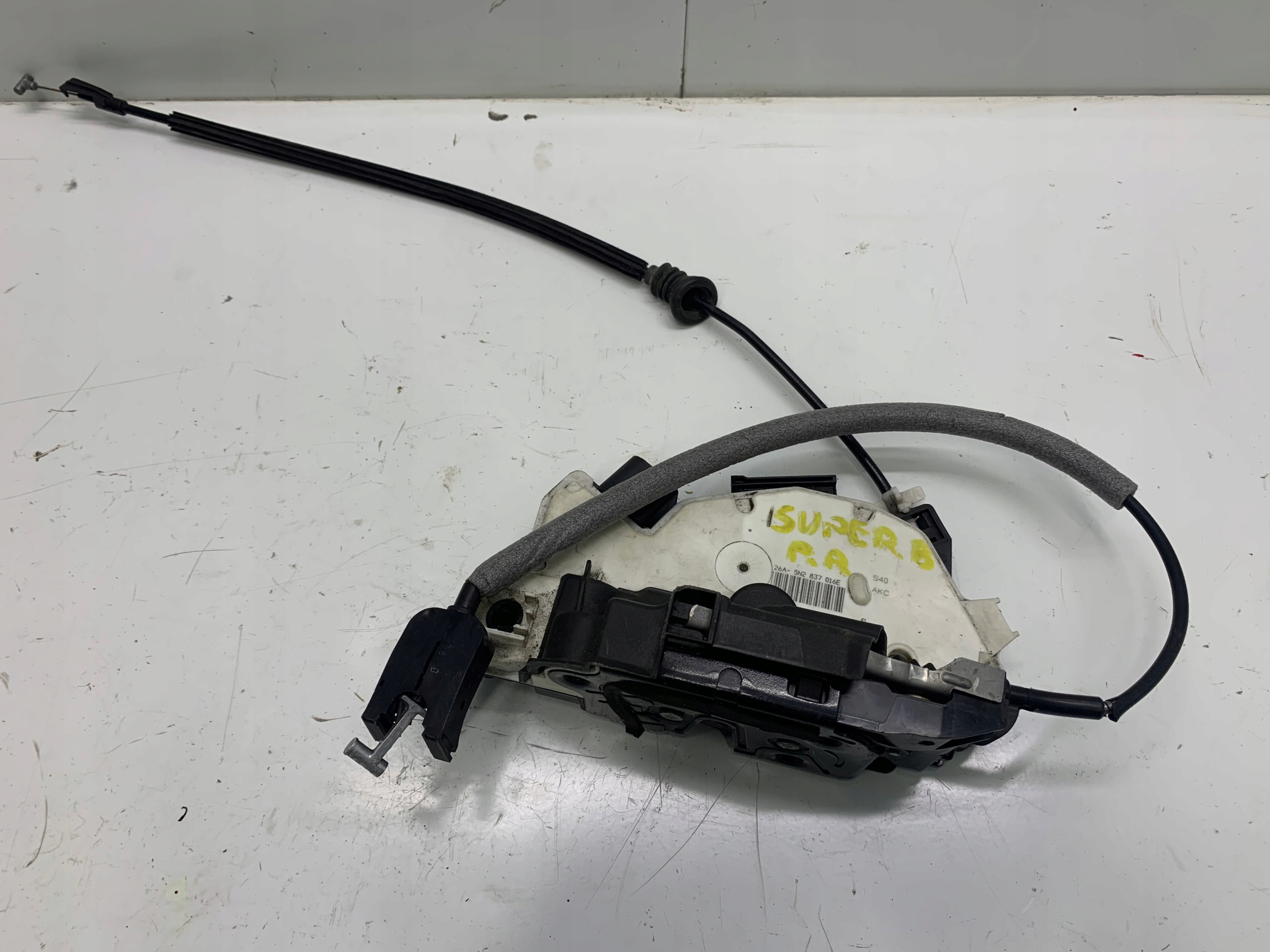 ZAMEK DRZWI PRAWY PRZOD FABIA SUPERB II 5N2837016E