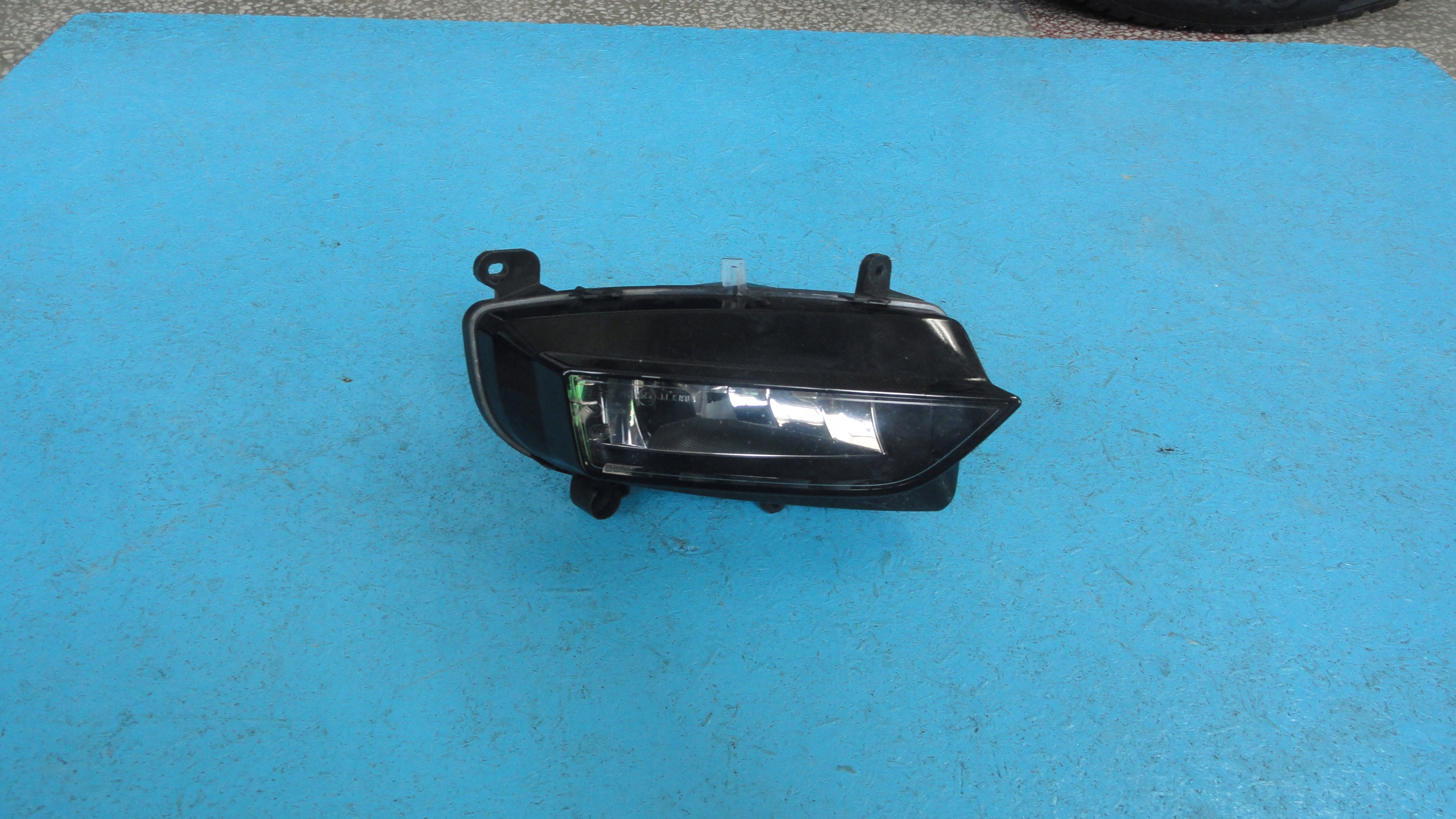 передняя л Audi OE 8K0941699A