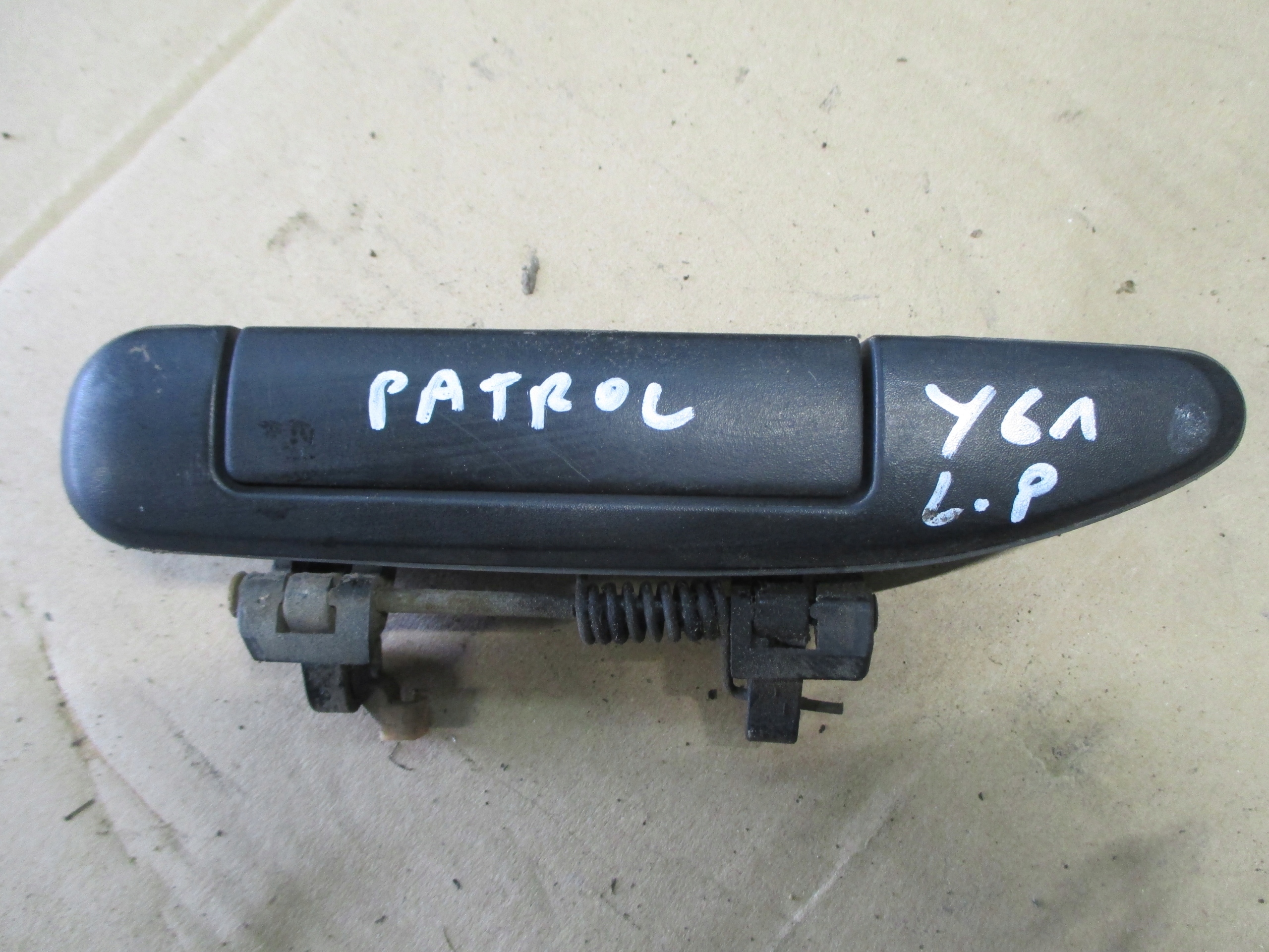 NISSAN PATROL Y61 97- 3DRZWI KLAMKA LEWY PRZOD