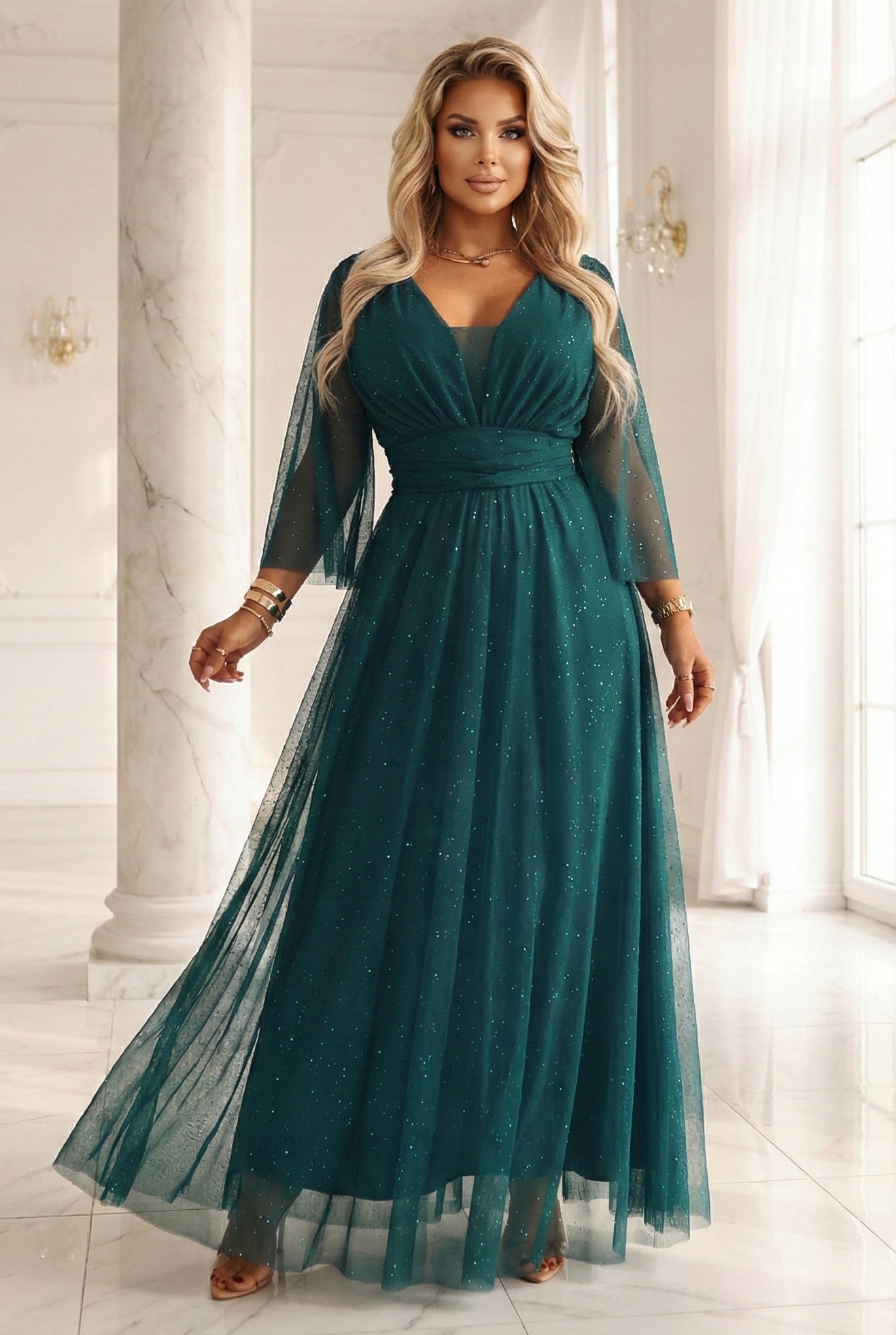 Dlouhá lesklá šaty plus size s výstřihem a transparentní rukou