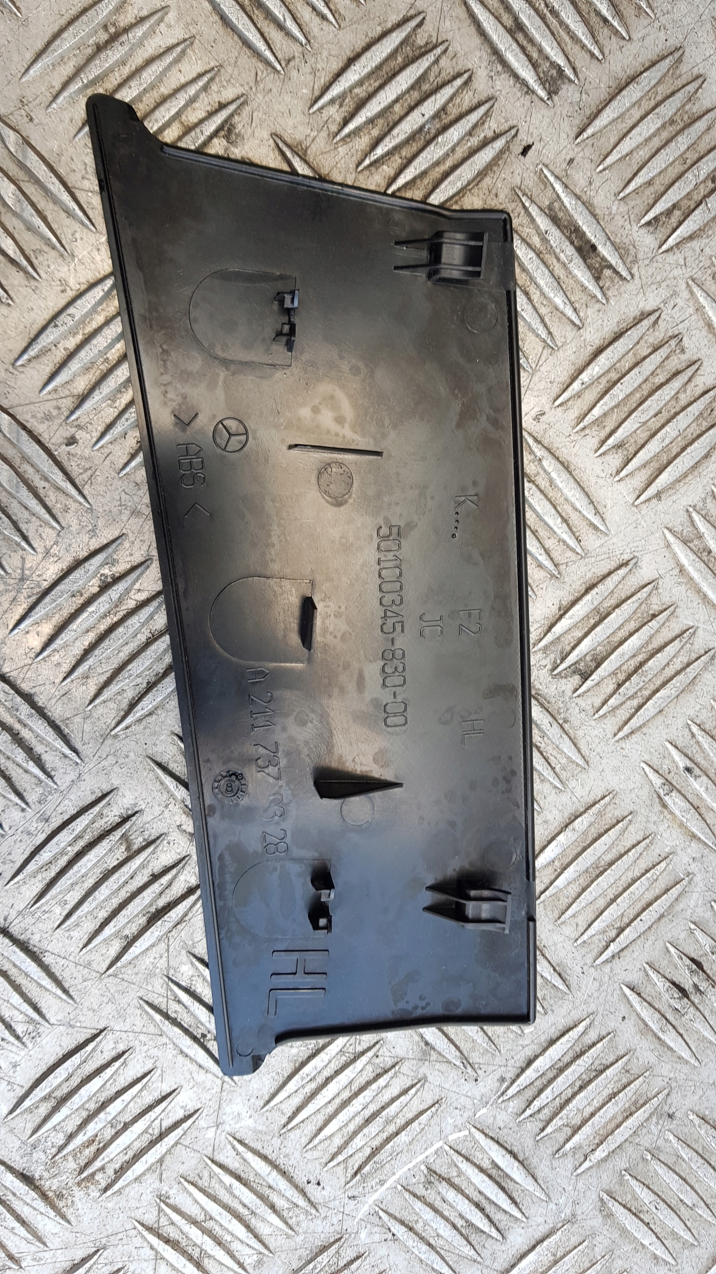 MERCEDES W212 spoiler upholstery right or left rear part