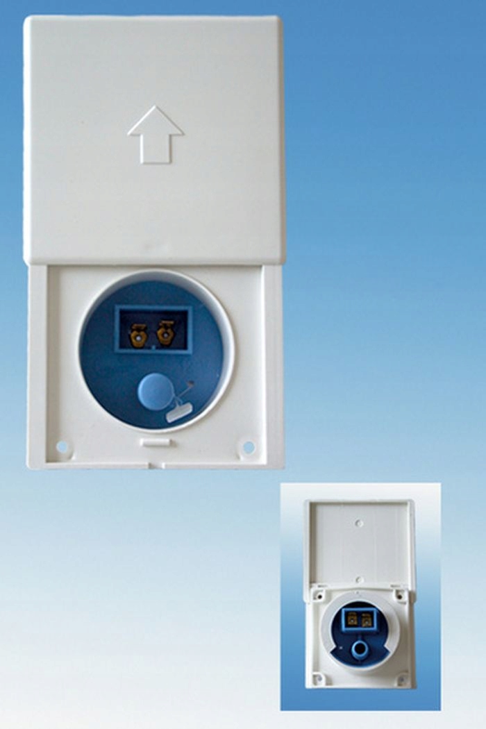 Przyłącze zewnętrzne wody 12V w kamperze Comet