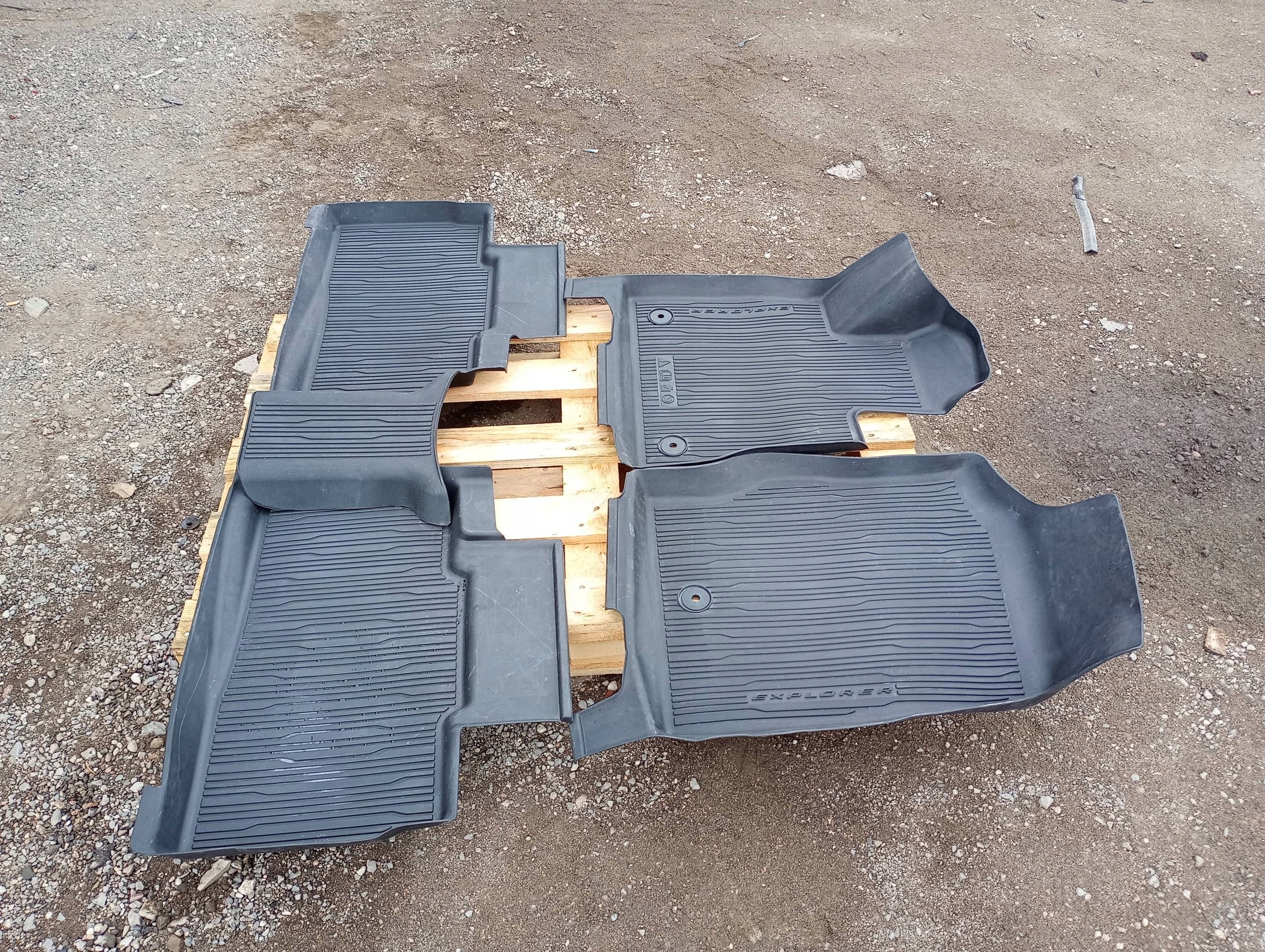 mats rubber oryginalne komplet Ford Explorer VI 3.0 ST 2020