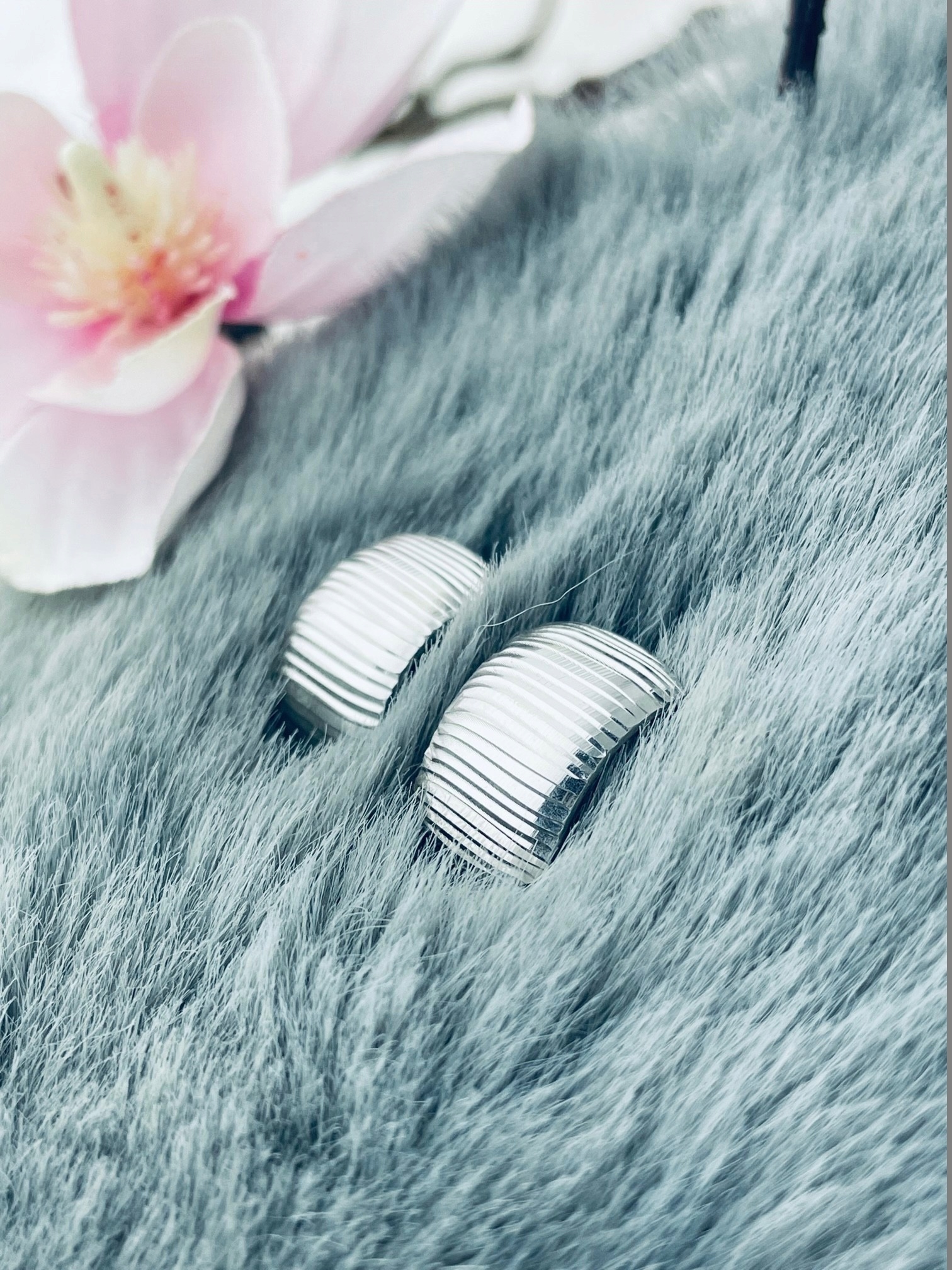 Stříbrné náušnice, frézované, žebrované