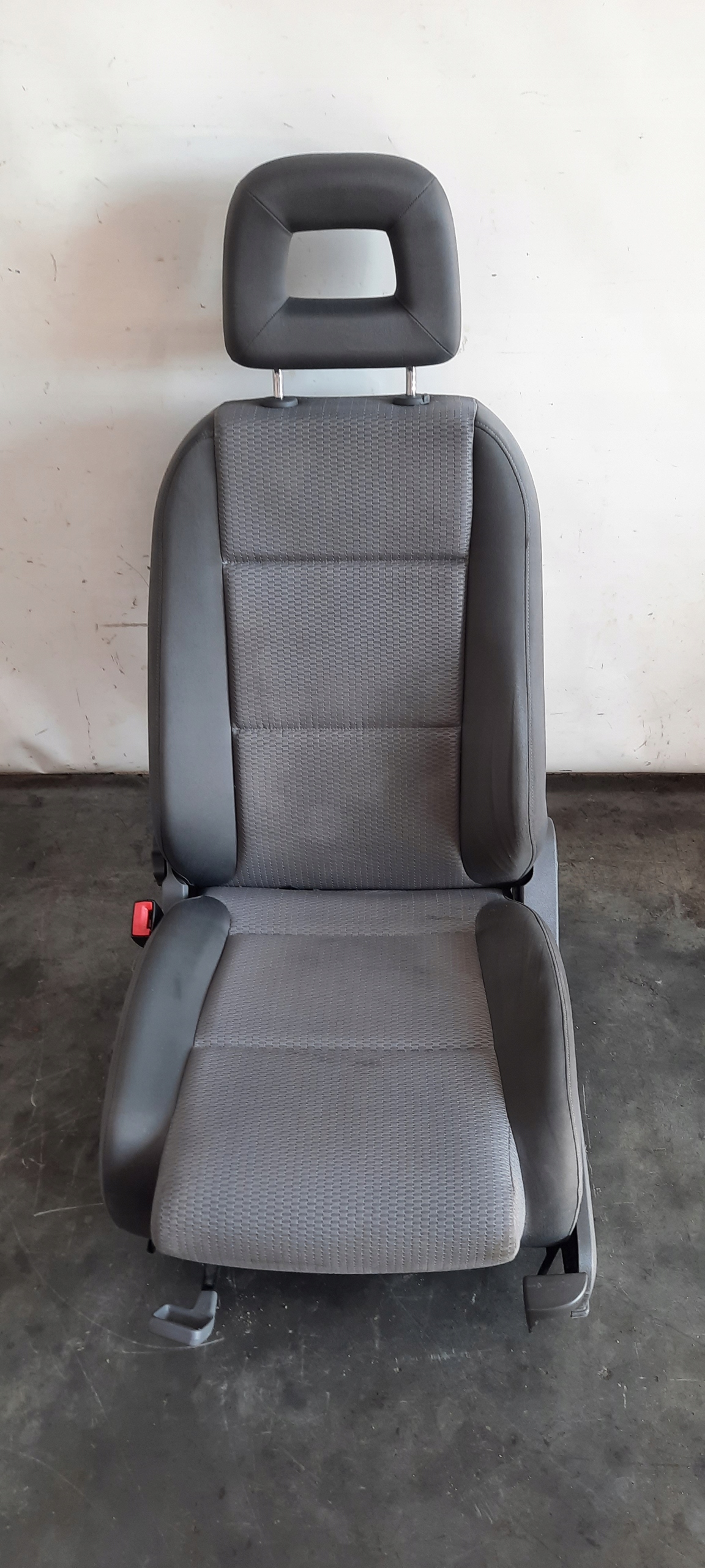 Стілець лівий перед Audi A2