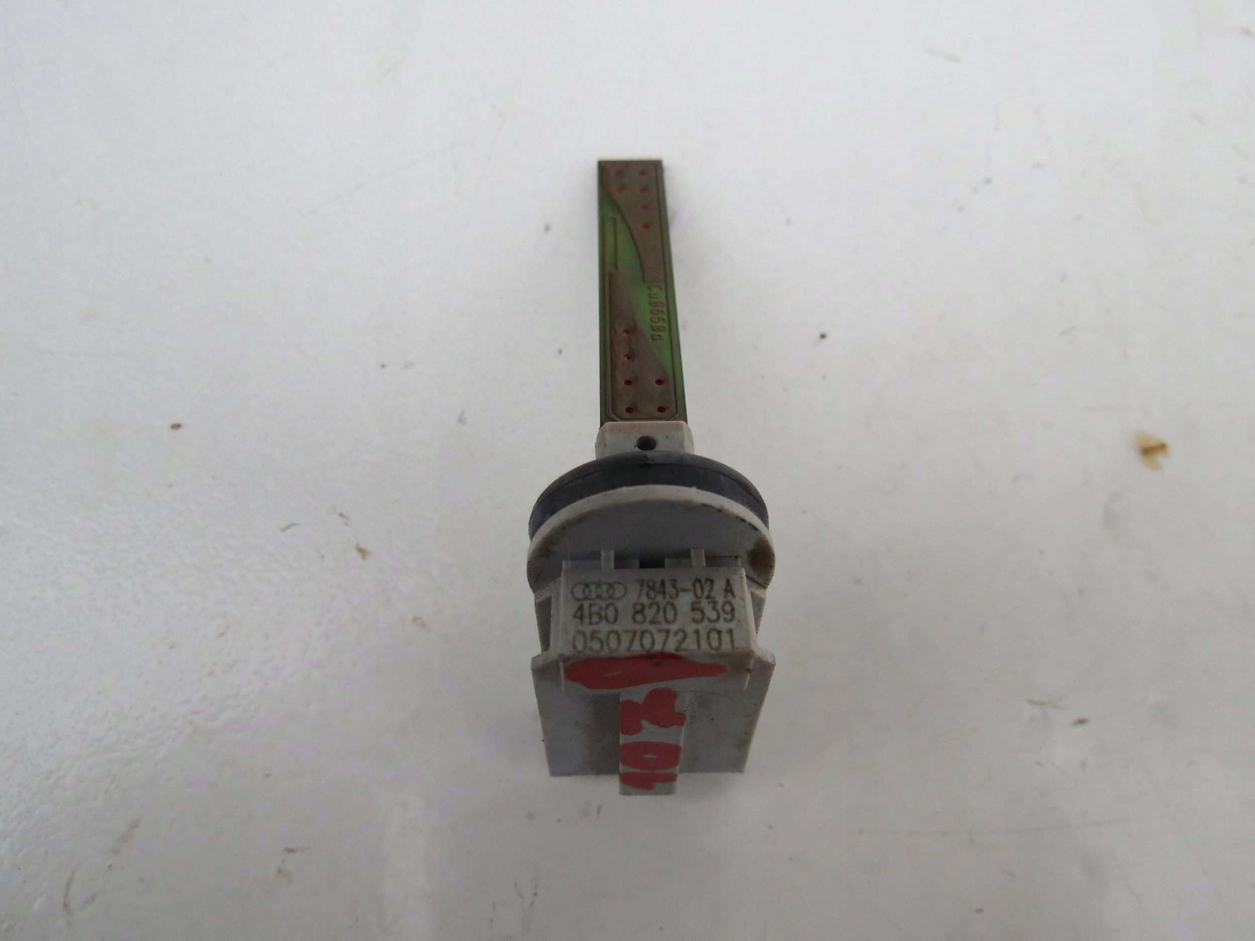 sensor OD TEMPERATURY PORSCHE CAYENNE and 7L5 4.8 V8 4B0820539