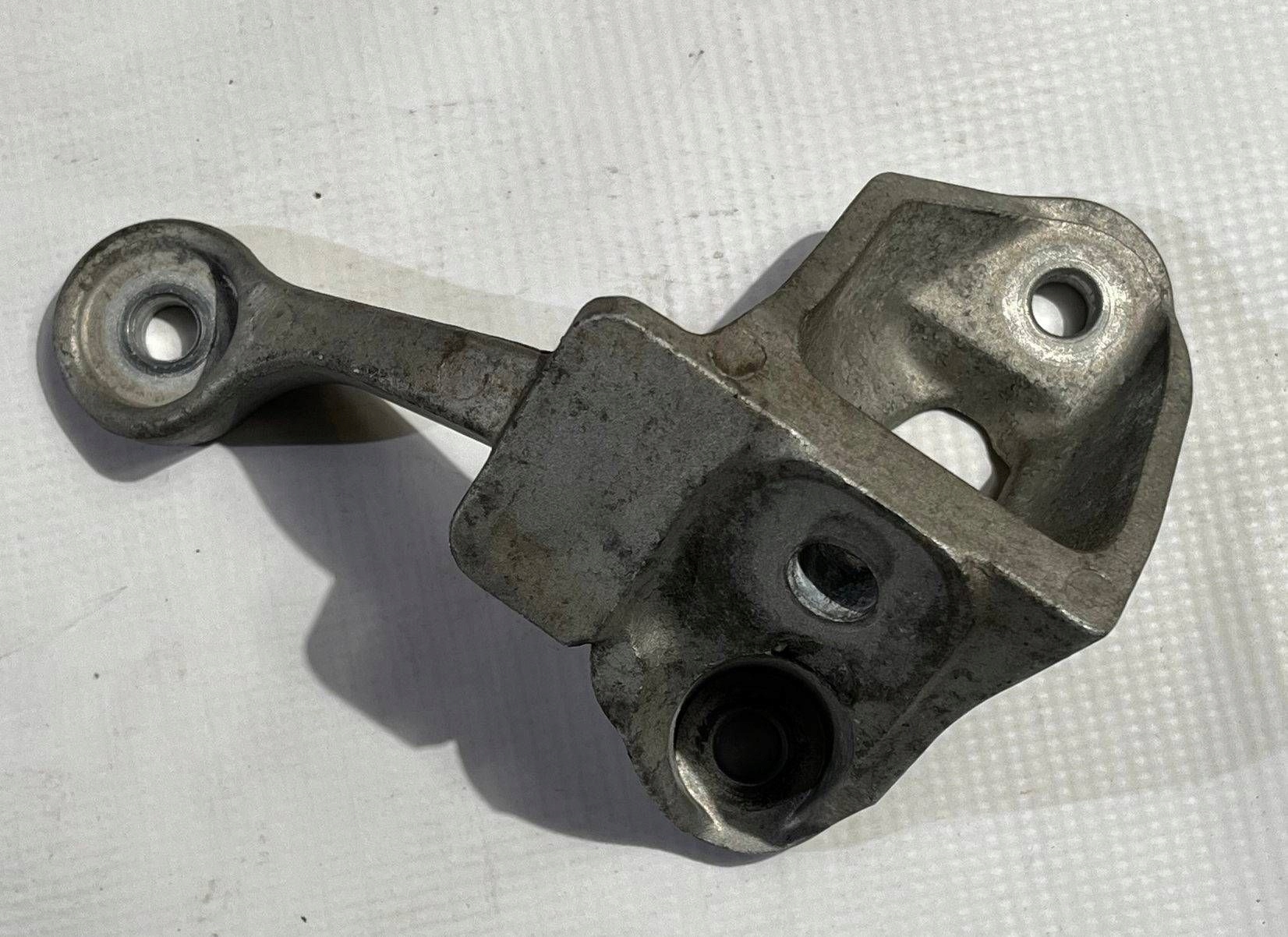 holder holder of the engine front front right Chevrolet Corvette C7 2014+