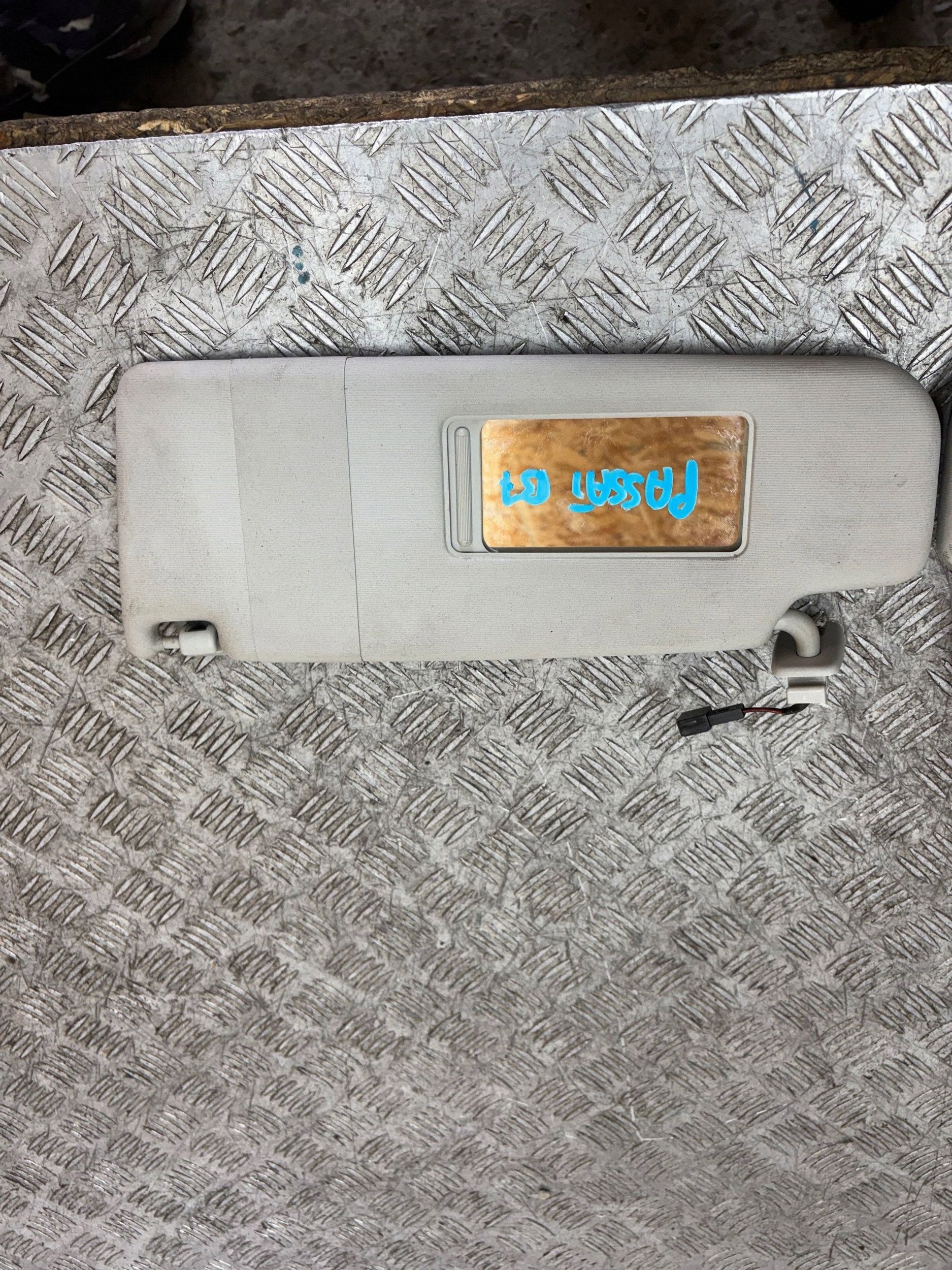 cover PRZECIWSLONECZNA visor left right VW PASSAT B7 1K0857552