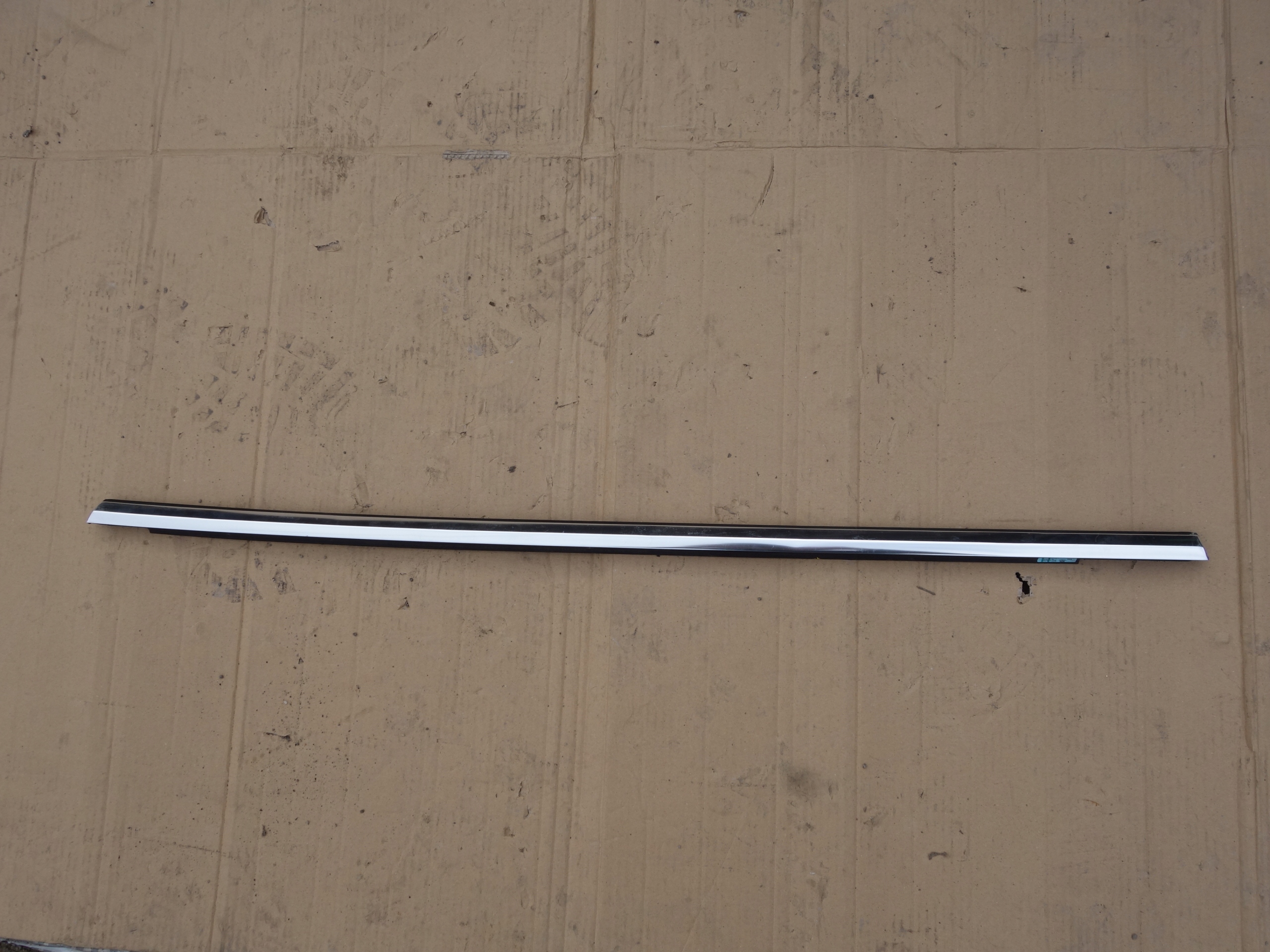 LISTWA ZGARNIAJĄCA DRZWI AUDI A7 4K8 PRAWY TYŁ