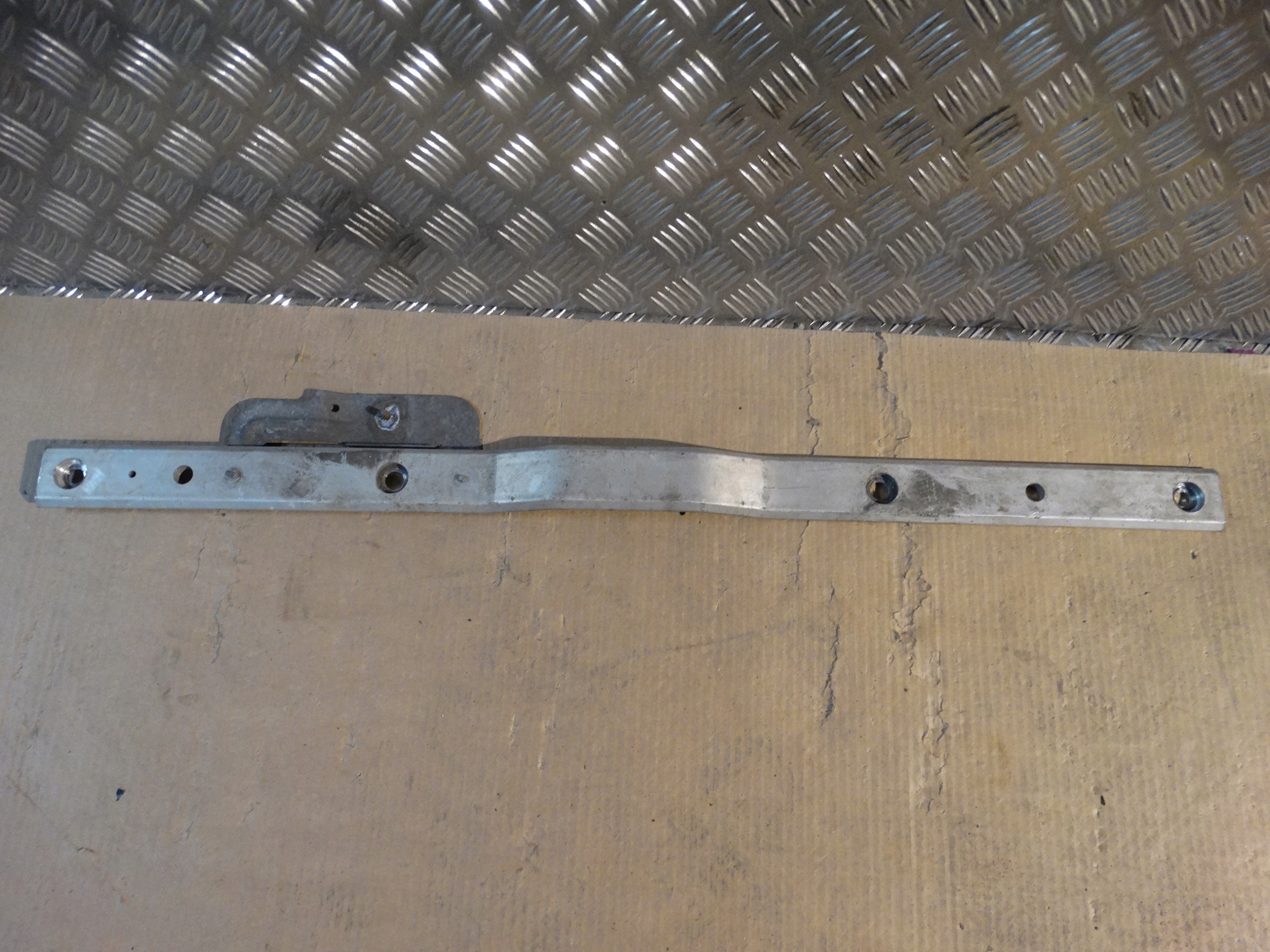 IDEALNA brace console rear MERCEDES W213 W290 1