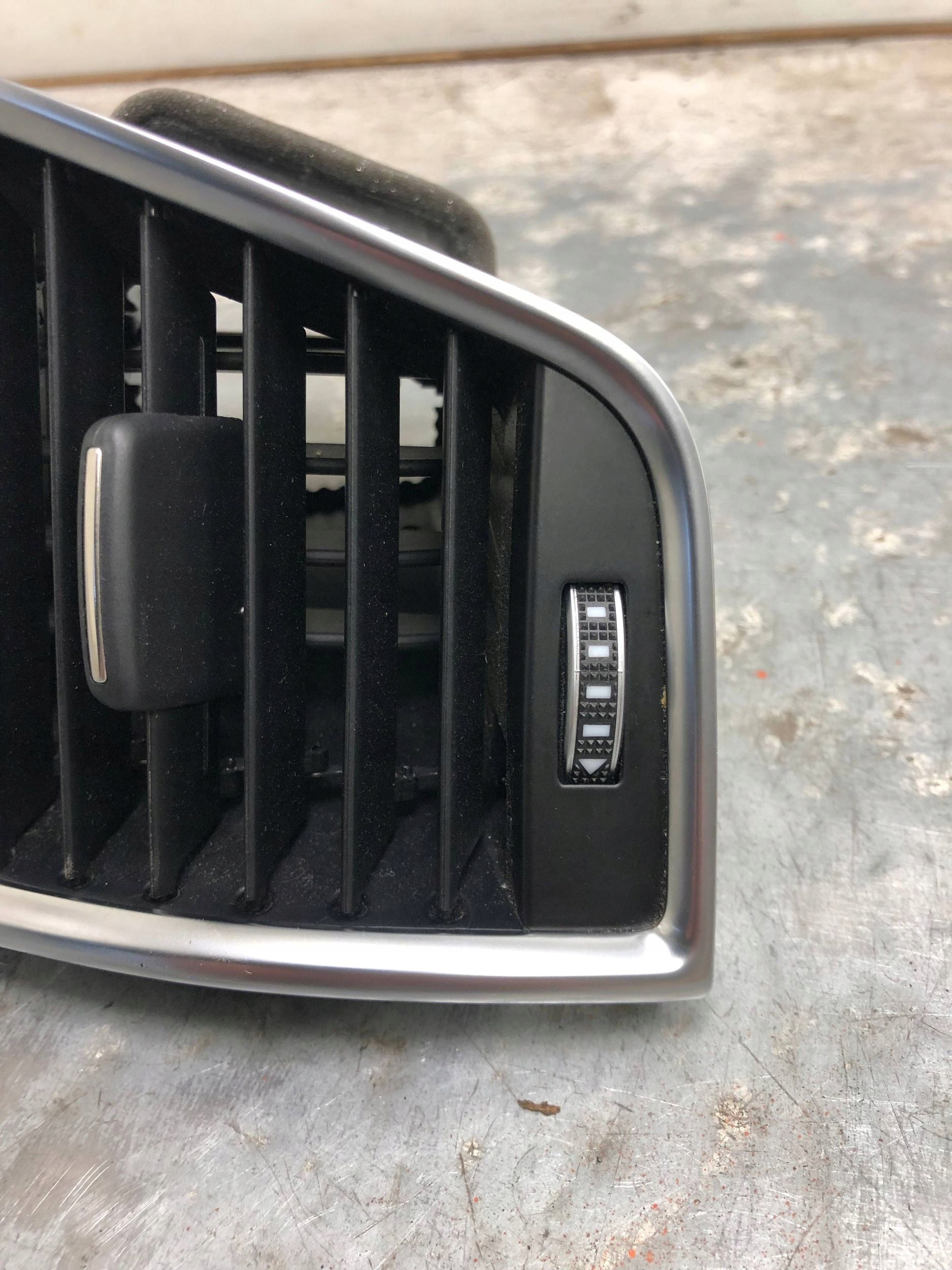 grid air conditioning devices left front AUDI Q5 LIFT 8R1820901