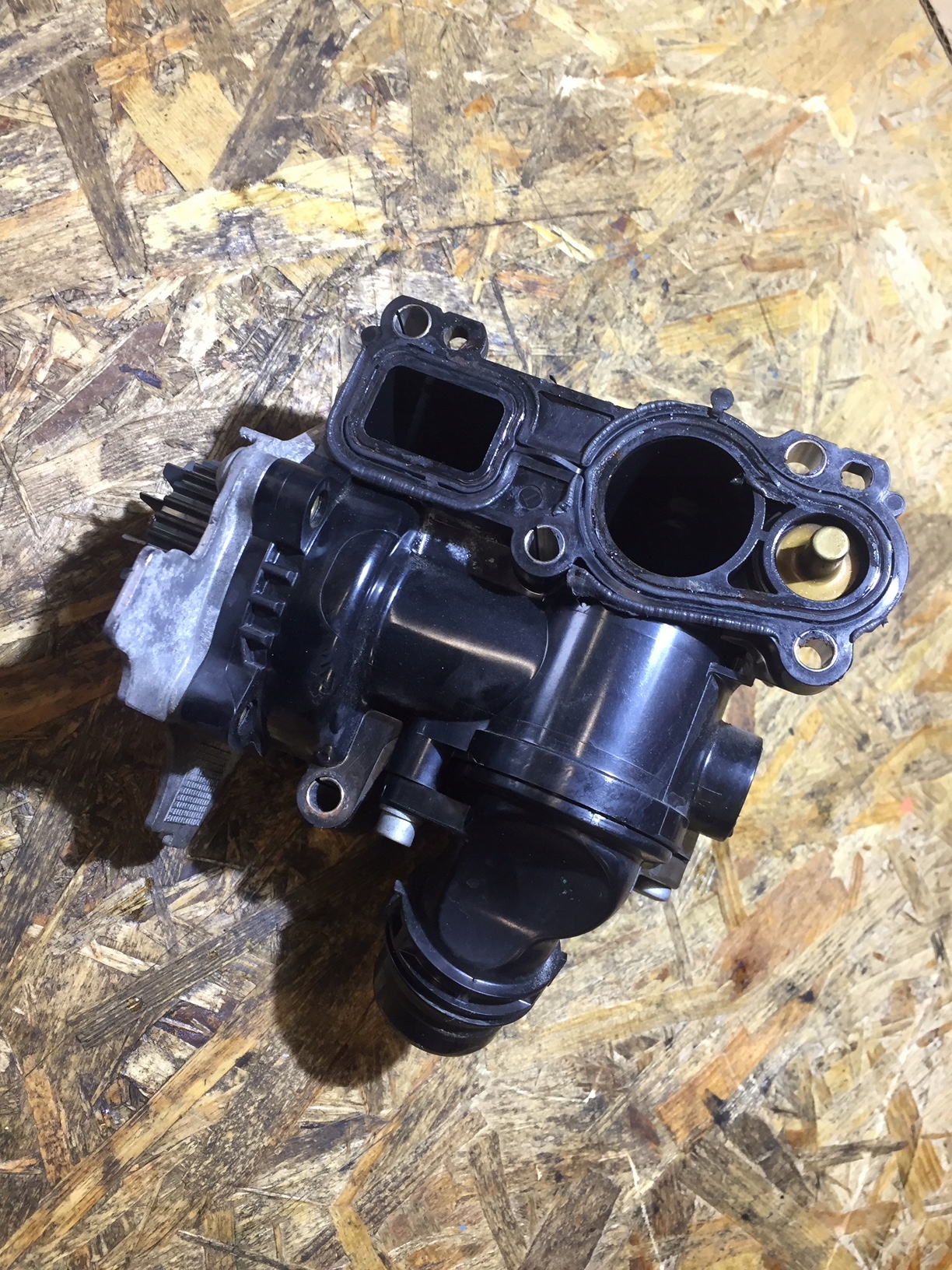 AUDI A4 B8 2.0 TFSI water pump 06H121026DD