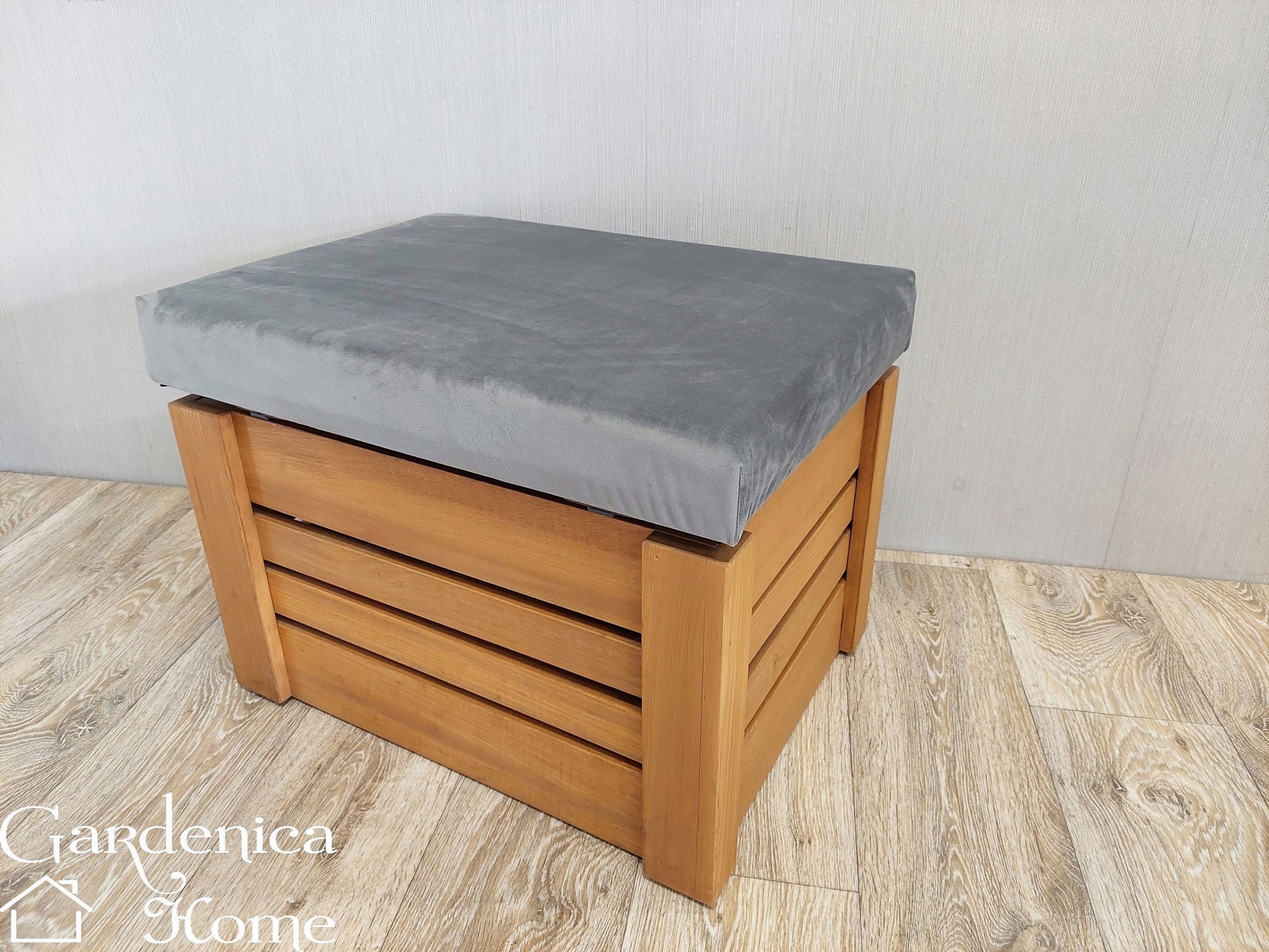 SKRZYNIA DREWNIANA TAPICEROWANA PUFA KUFER SCHOWEK Marka Gardenica Home