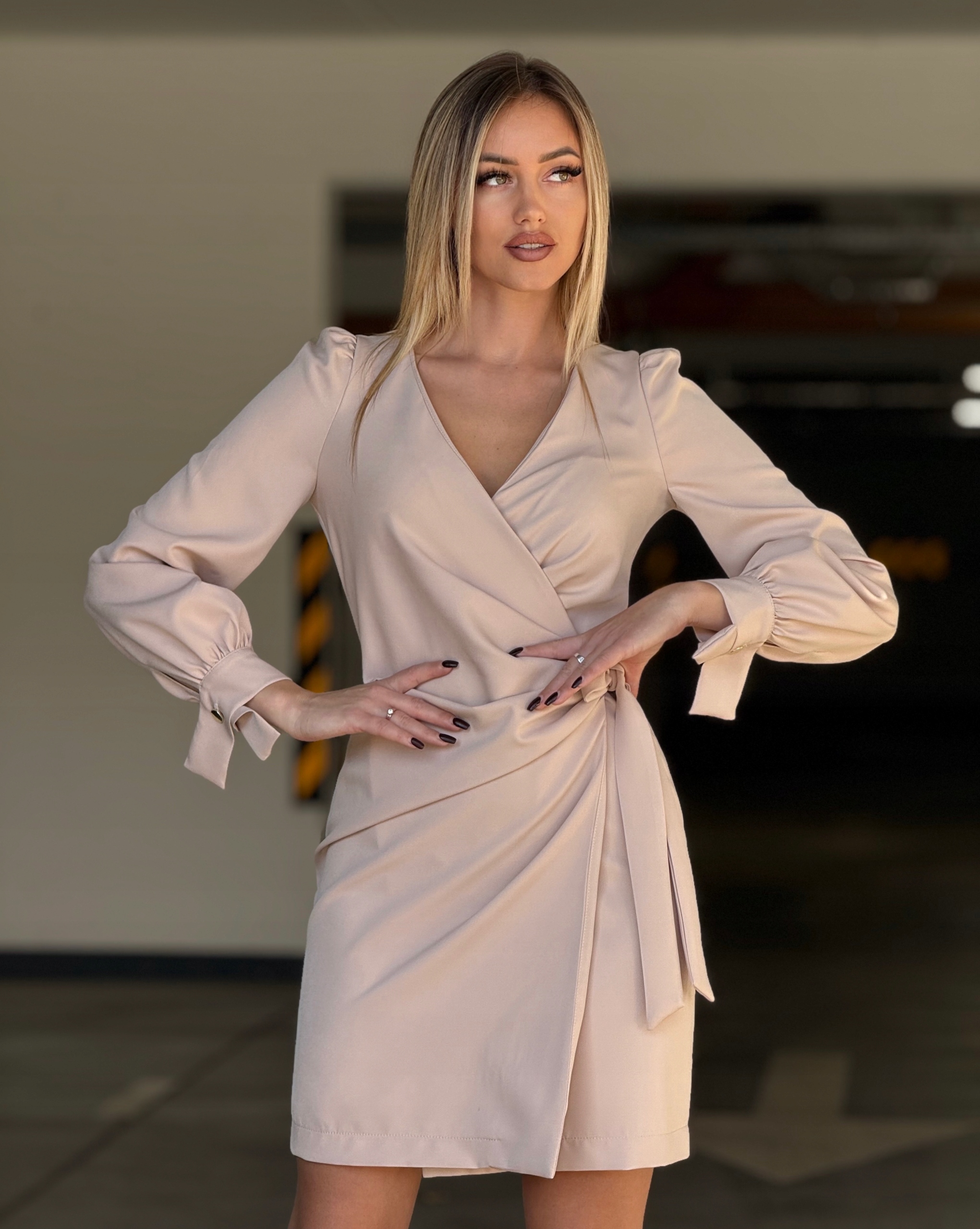 Šaty Zeštíhlující, převázaná na přijímání Béžová L