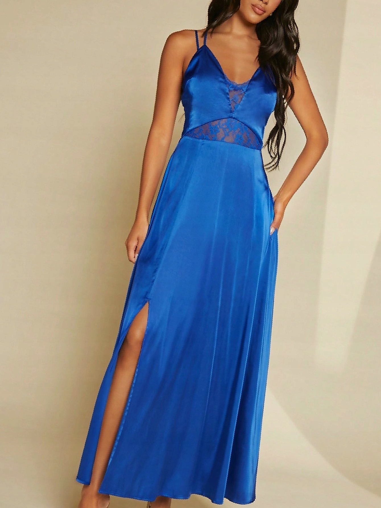 Šaty s překříženými ramínky Maxi M