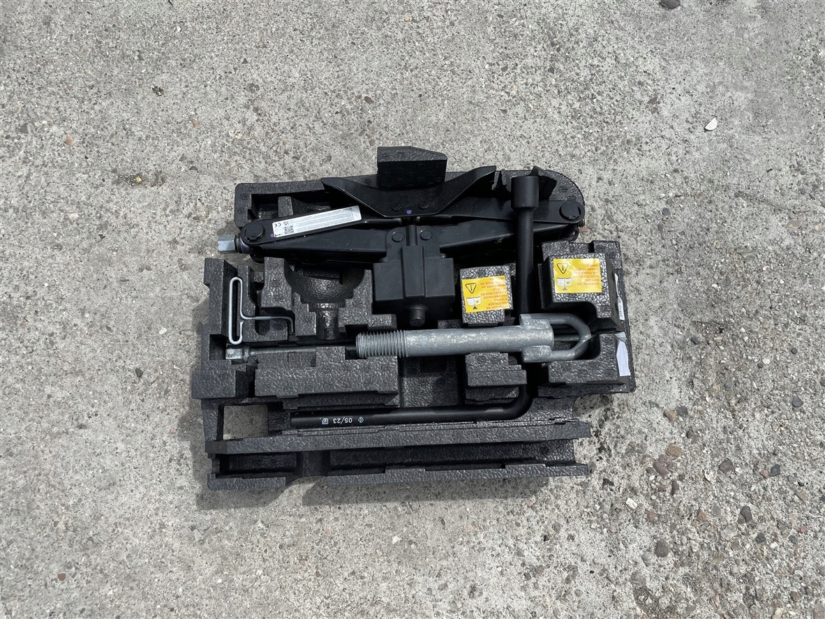 LEWAREK KLUCZ ZESTAW KOŁA ZAPASOWEGO MASTER III IV