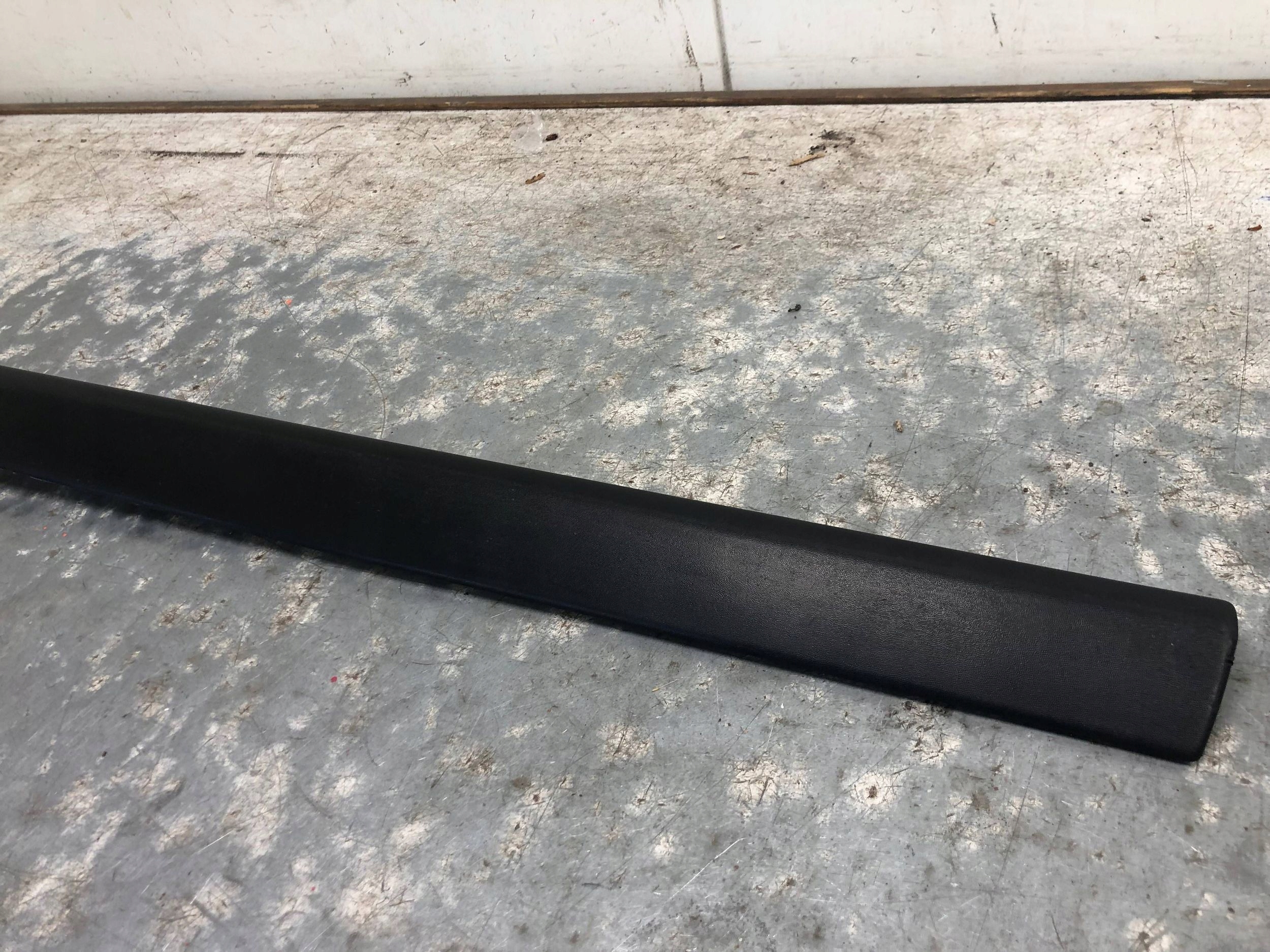 moulding door left front V6 24V RENAULT LAGUNA II 8200036020