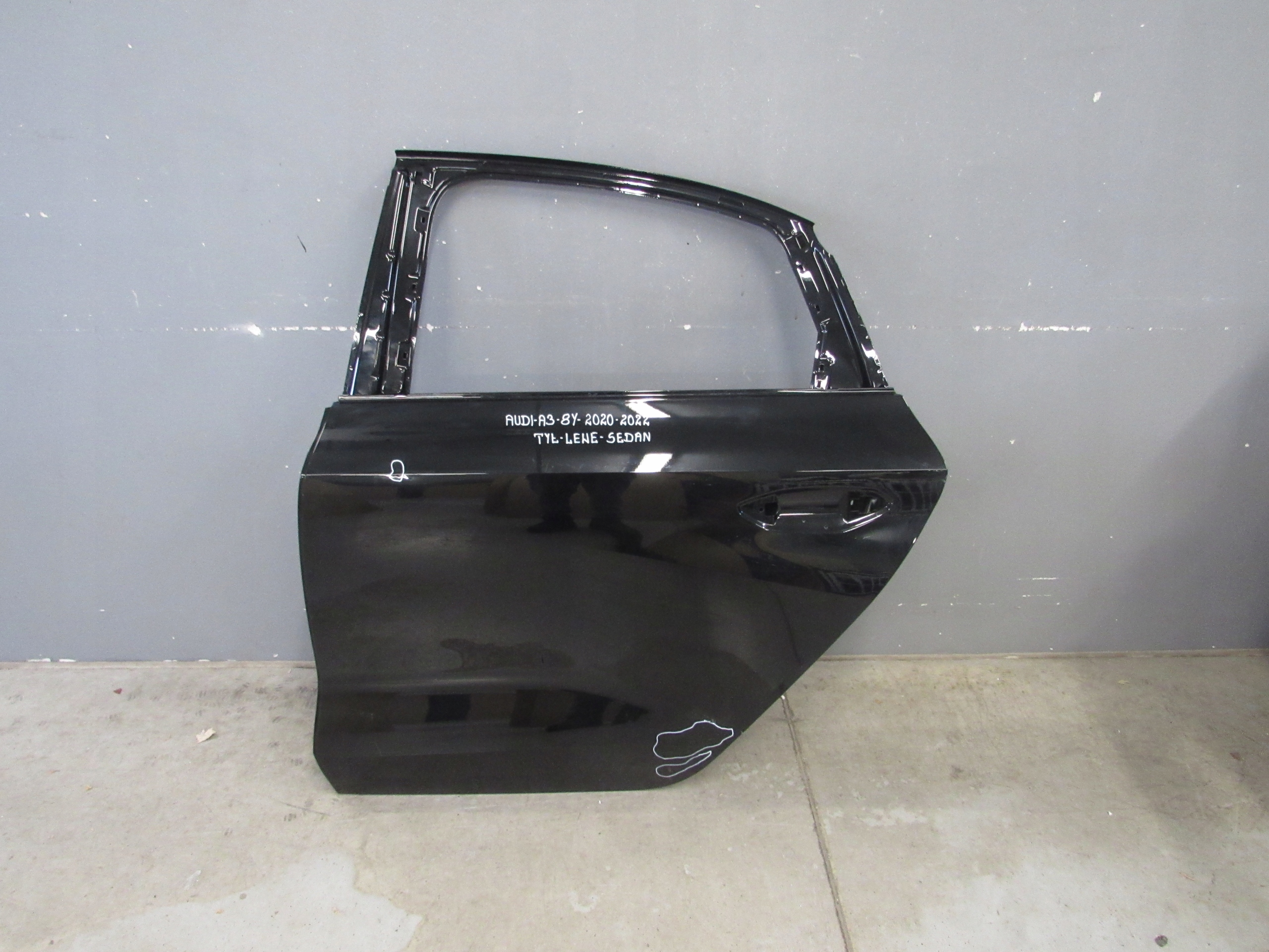 AUDI A3 8Y 2020-2023 SEDAN DRZWI LEWE TYŁ