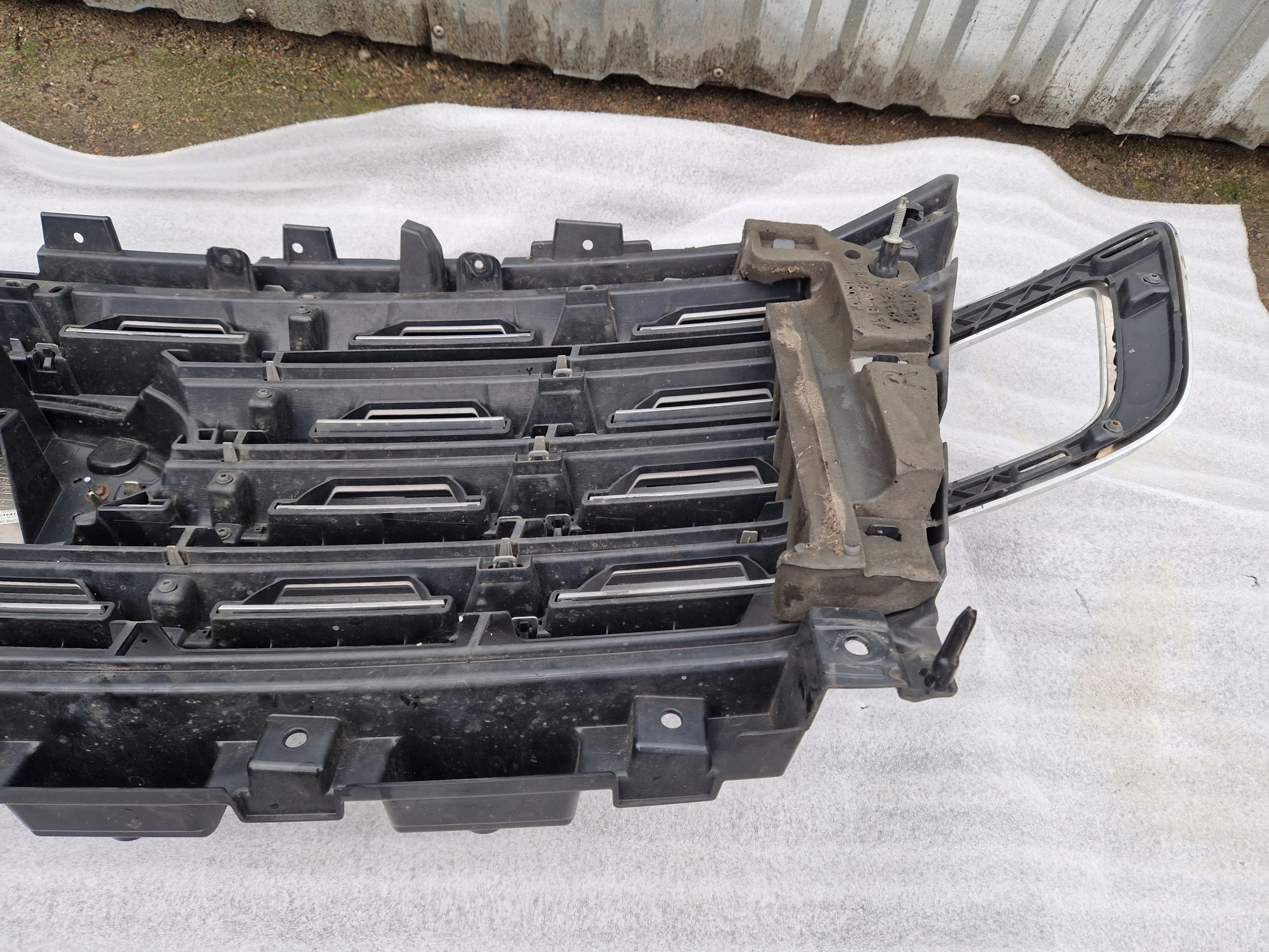 FORD EXPEDITION 2018 - 2021 решетка перед радиатора хром без камеры