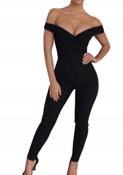 Černý elegantní oblek s odhalenými rameny