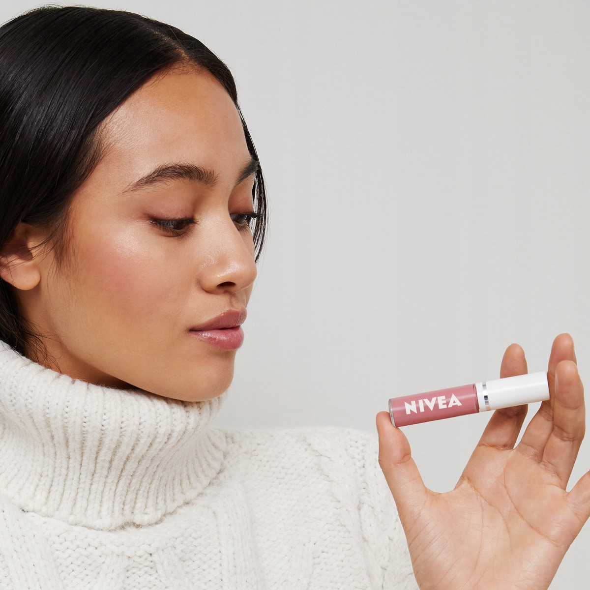 NIVEA Rose Pielęgnujący olejek do ust - pomadka wegańska 5,5ml Kolor bezbarwny