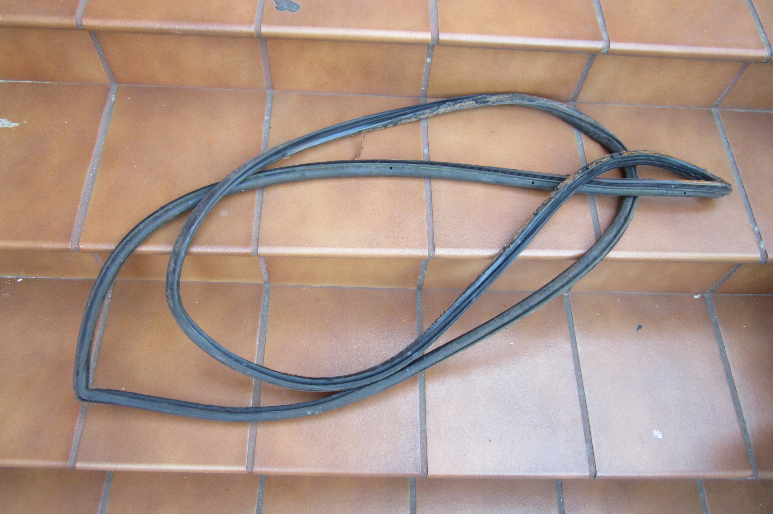 MERCEDES W124 KOMBI USZCZELKA KLAPY BAGAŻNIKA TYŁ