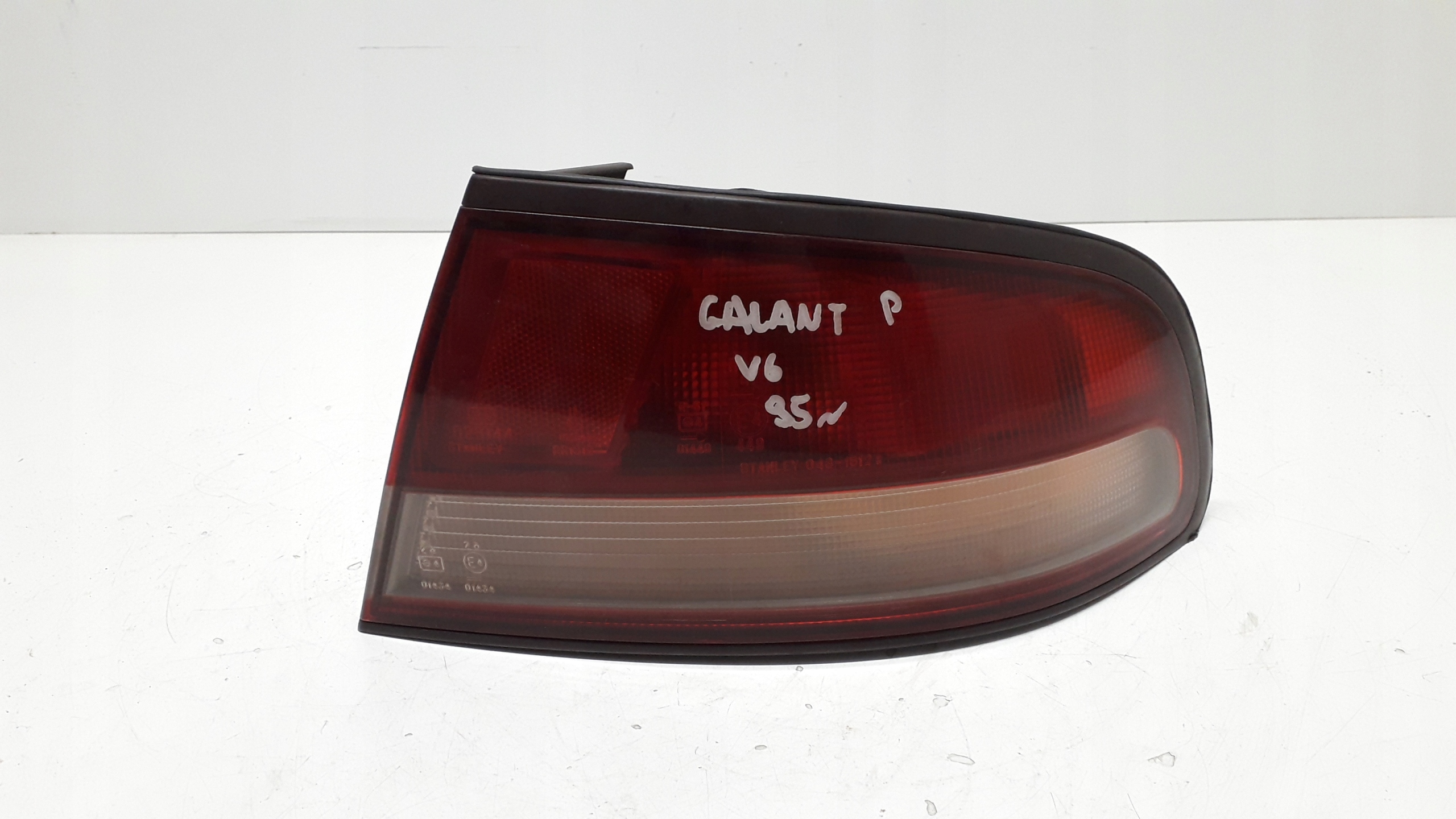 MITSUBISHI GALANT LIFTBACK 92-98 LAMPA PRAWA TYŁ