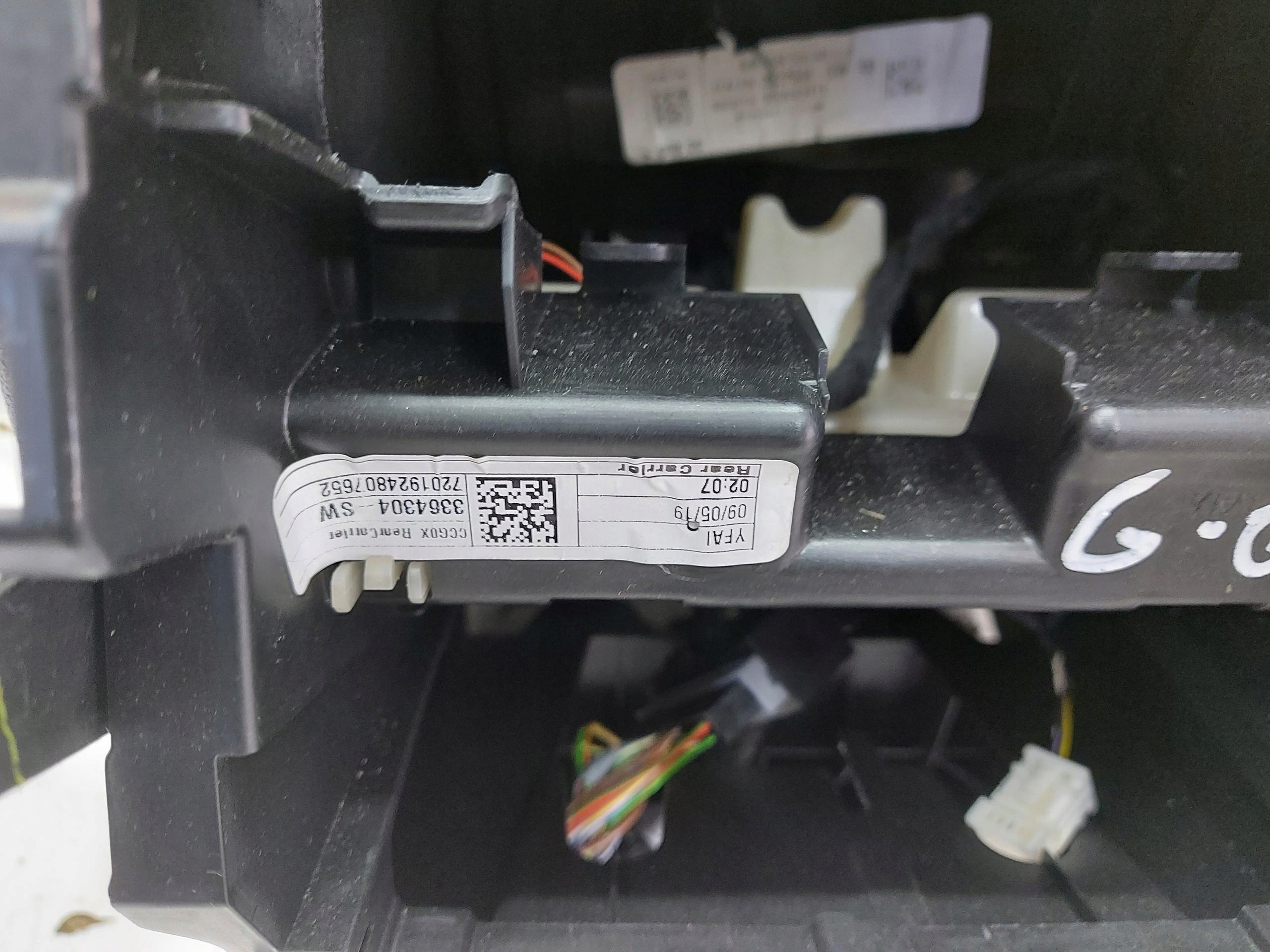 BMW G05 X5 3.0d 2019r. Armlehne TUNEL mitte
