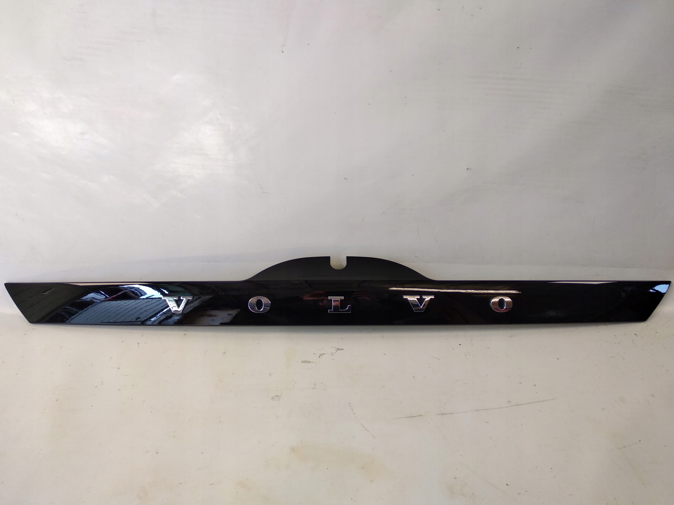 VOLVO V60 BLENDA KLAPY BAGAŻNIKA TYŁ LISTWA 2010-