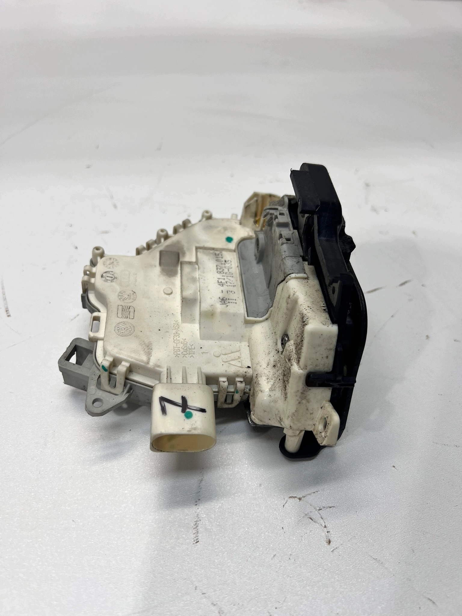 lock door left front AUDI A6 C6 A3 8P 4F1837015G 7 PIN