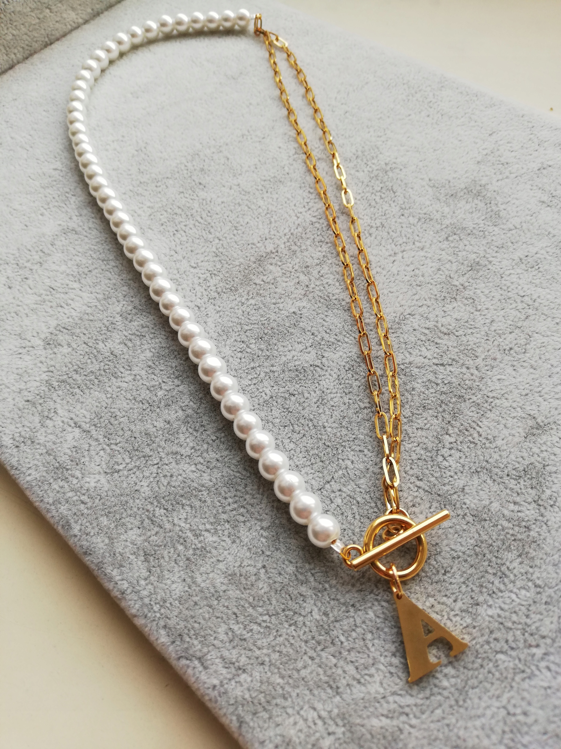 náhrdelník perly řetízek 50cm libovolné písmeno Ocel