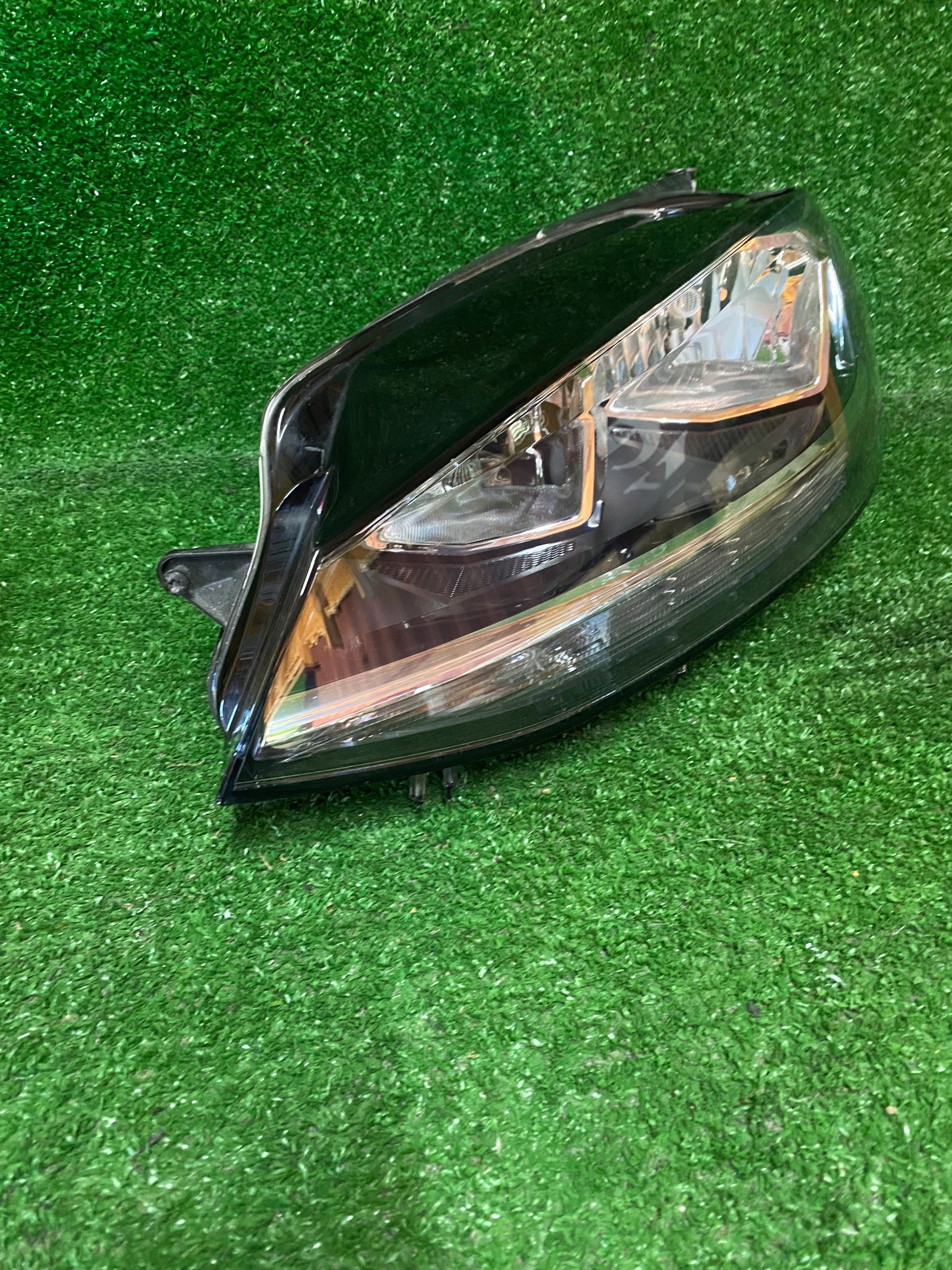 REFLEKTOR left VW GOLF VII LIFT NR.R