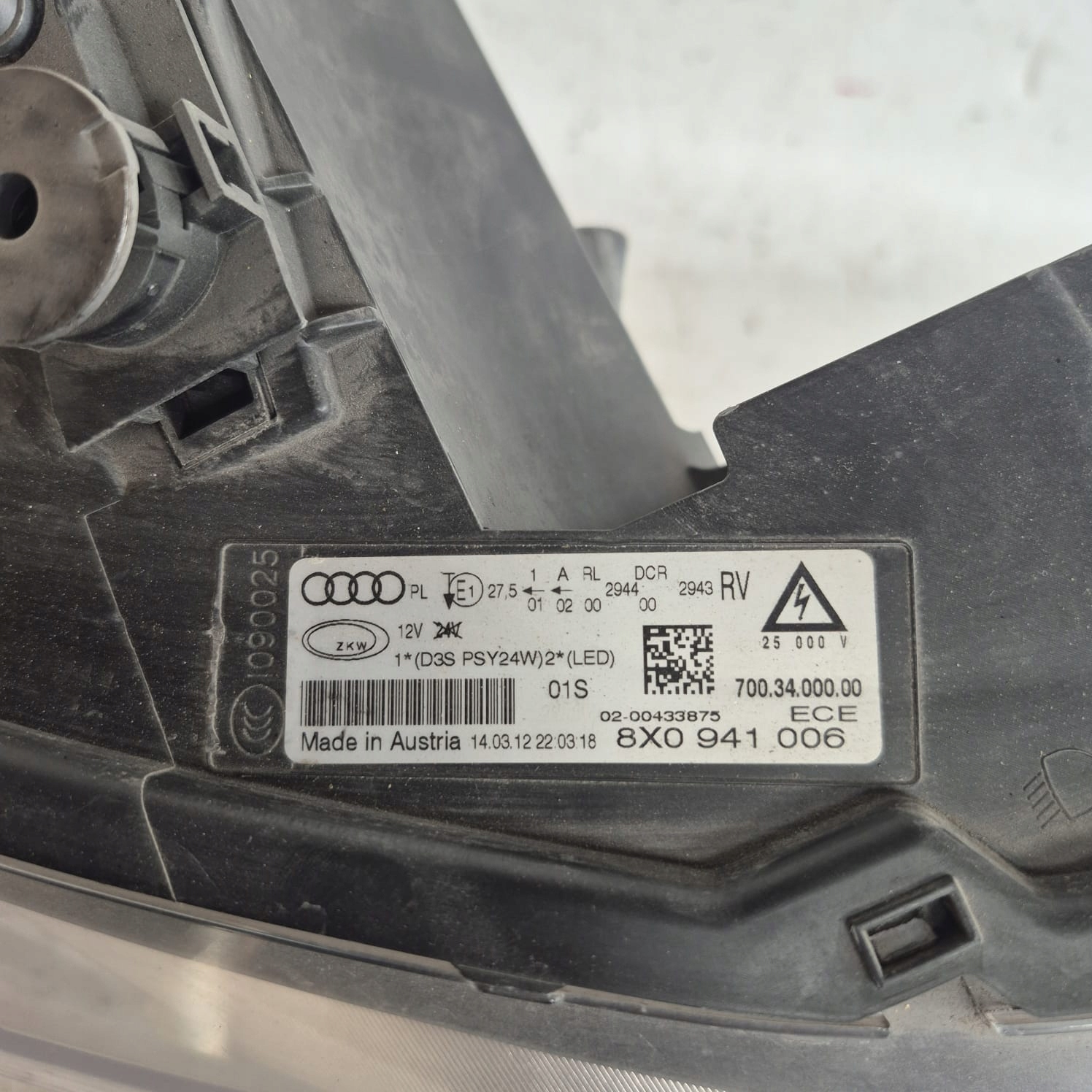 AUDI A1 8X 10- light right front PRZEDNAI XENON 8X0941006