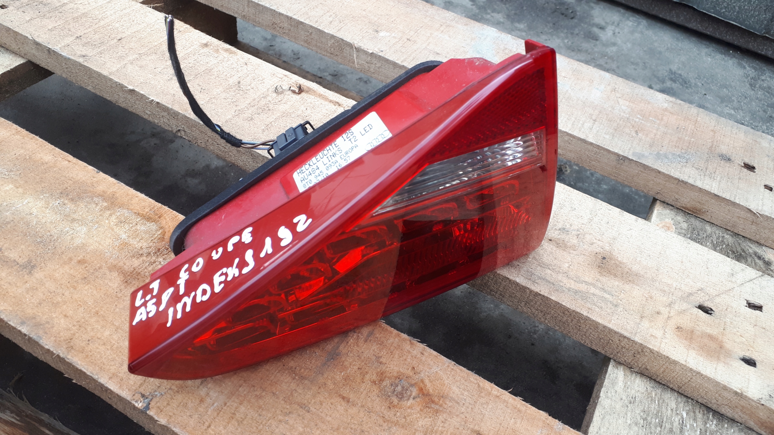A5 8T light LED left rear part to the bonnet 8T0945093A