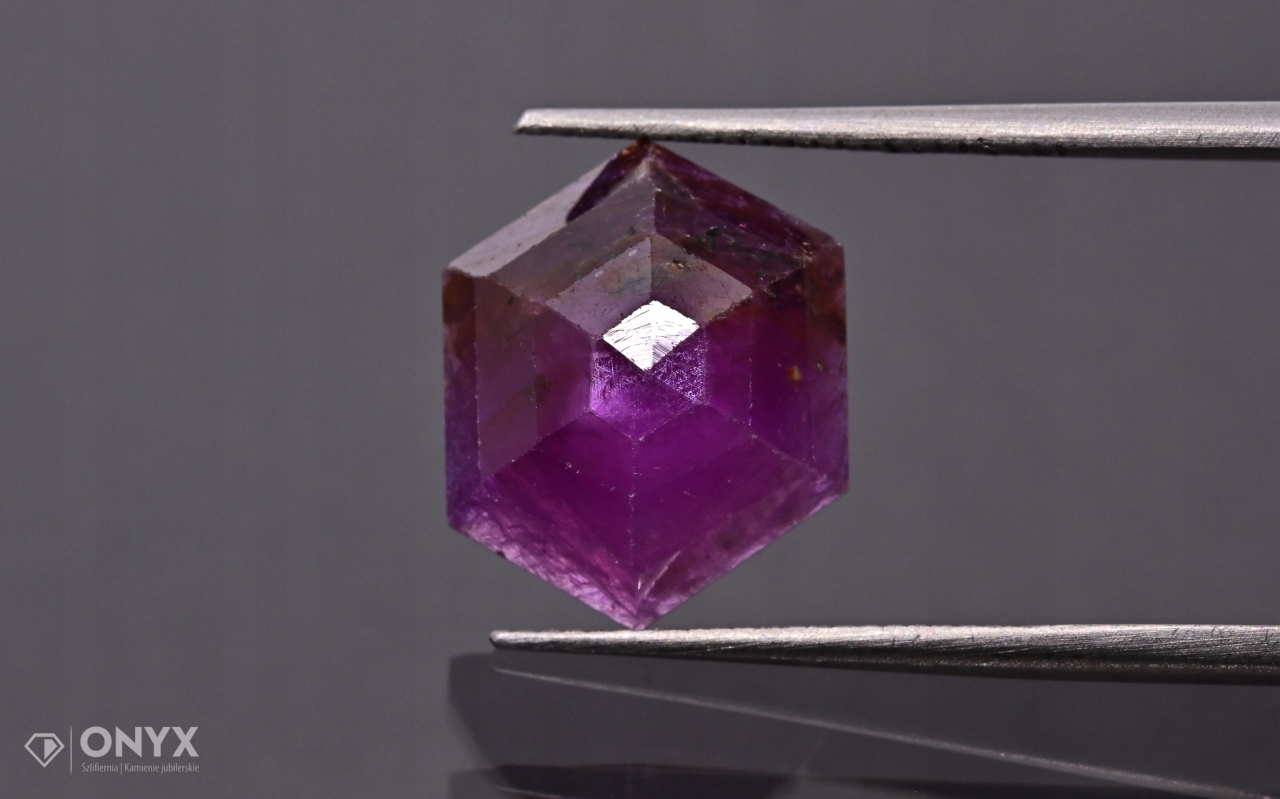 Rubín fazetovaná rozeta nepravidelná 12x10 mm