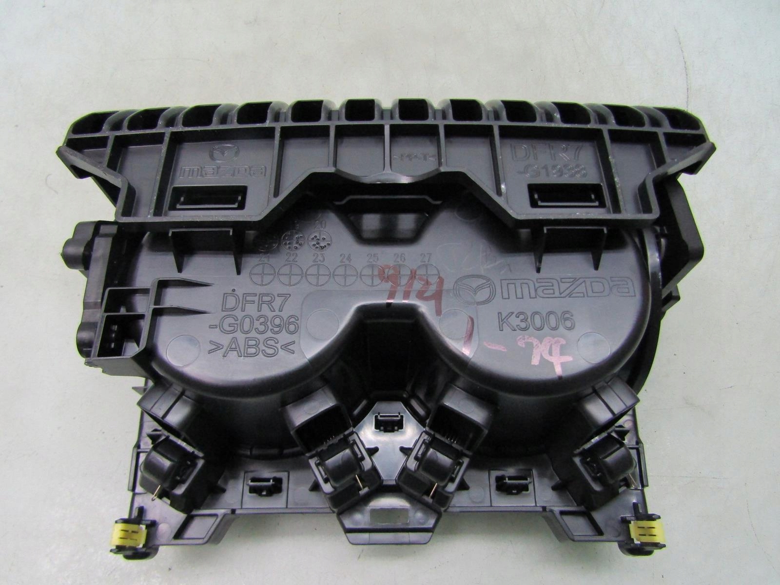 mazda CX-30 21R бардачок Держатель на Чашки капхолдер DFR7-G0396