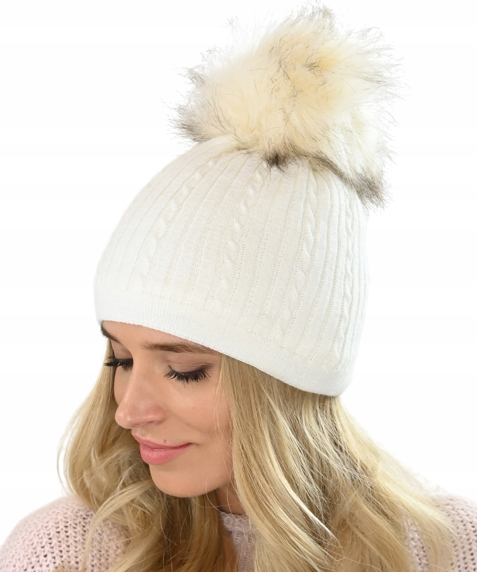 

Czapka damska zimowa z połyskującą nicią Krem V19