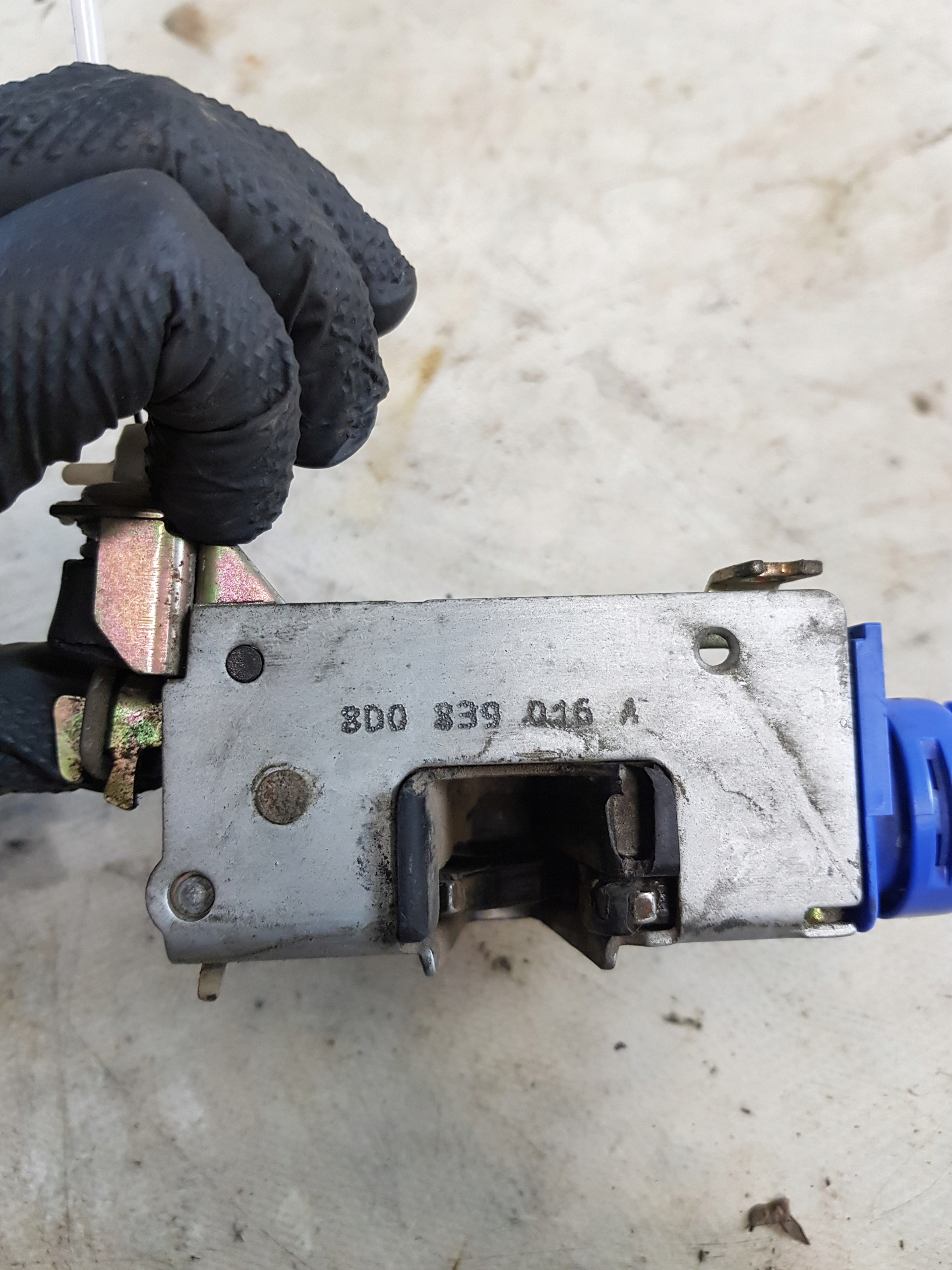 AUDI A4 B5 lock right rear part 8D0839016A