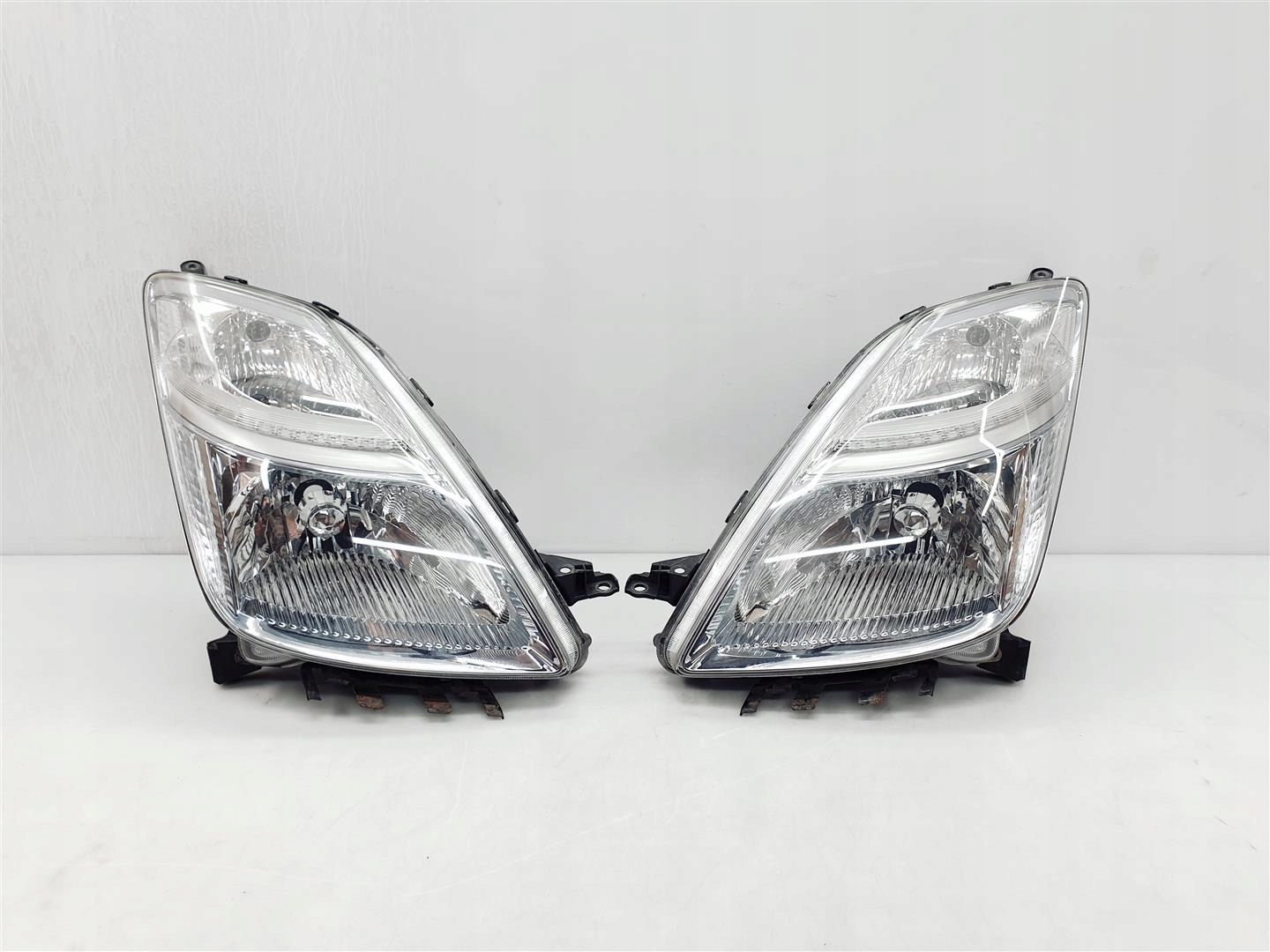 TOYOTA PRIUS II 03-09r ФАРА ПЕРЕД ОРИГІНАЛ ЄВРОПА !