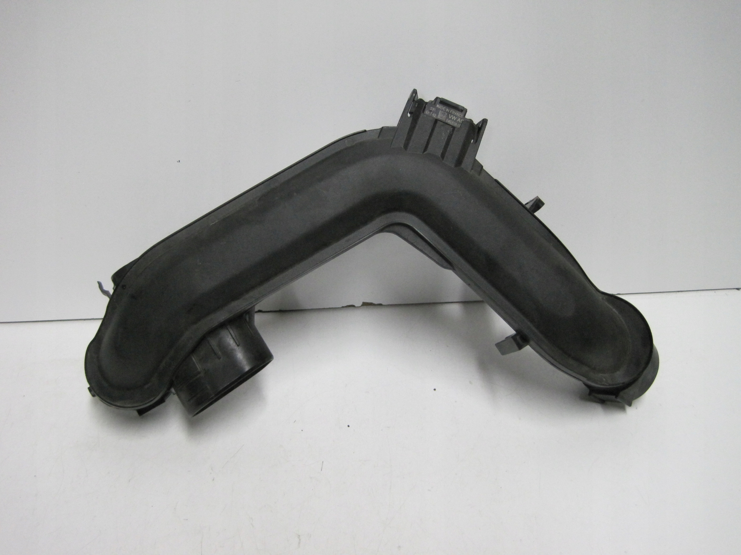 intake air pipe VW 04C145673B