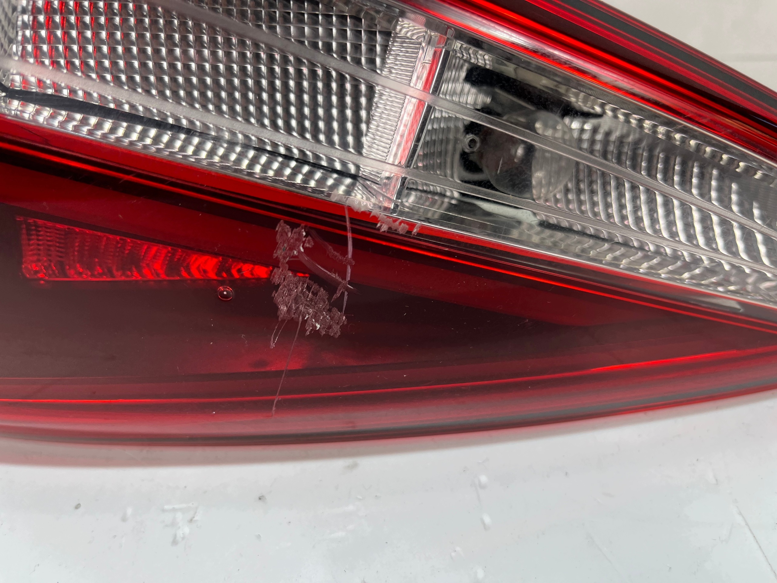 feu droit arrière du capot SEAT ARONA 6F9 6F9945308D