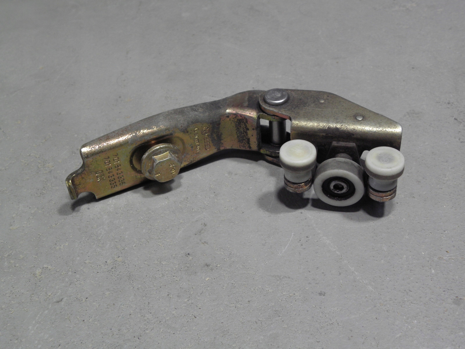 VW T4 CARAVELLE // ROLKA PROWADNICA DRZWI PRZESUWNYCH PRAWYCH 701843336