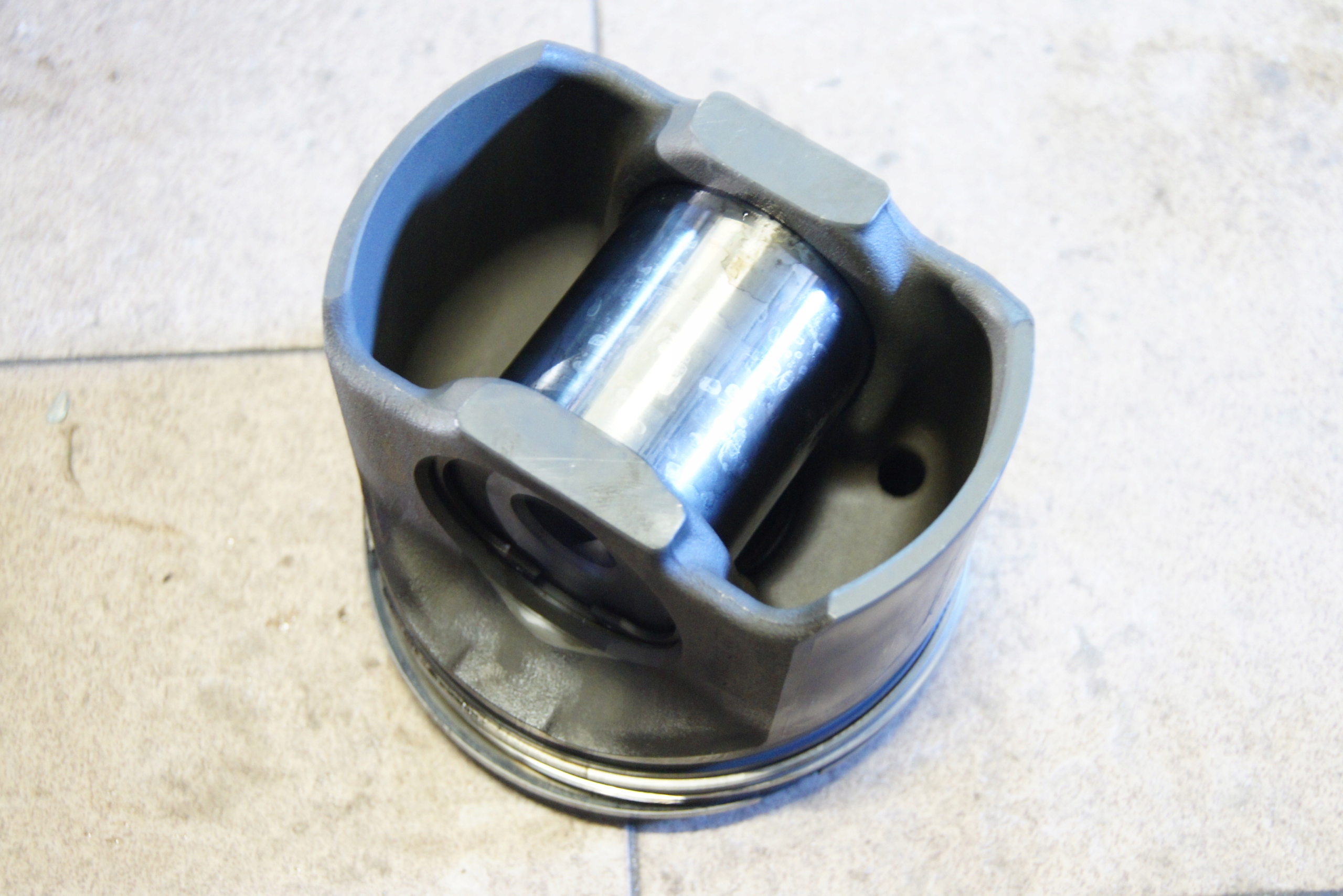 Volvo FH4 поршень двигателя