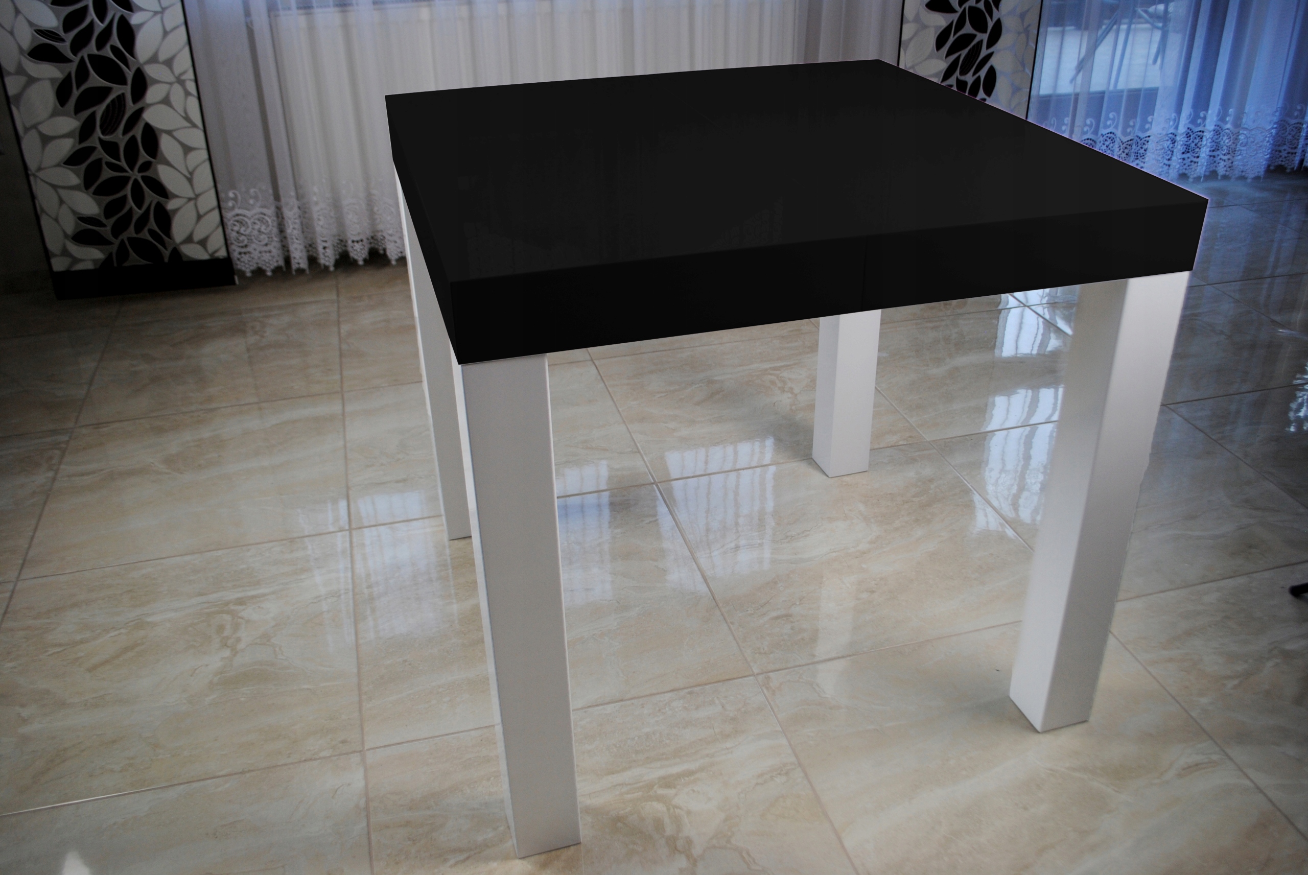 STÓŁ BIAŁY POŁYSK CZARNE NOGI ROZKŁADANY 80 X 80/160 SALON JADALNIA Głębokość mebla 80 cm