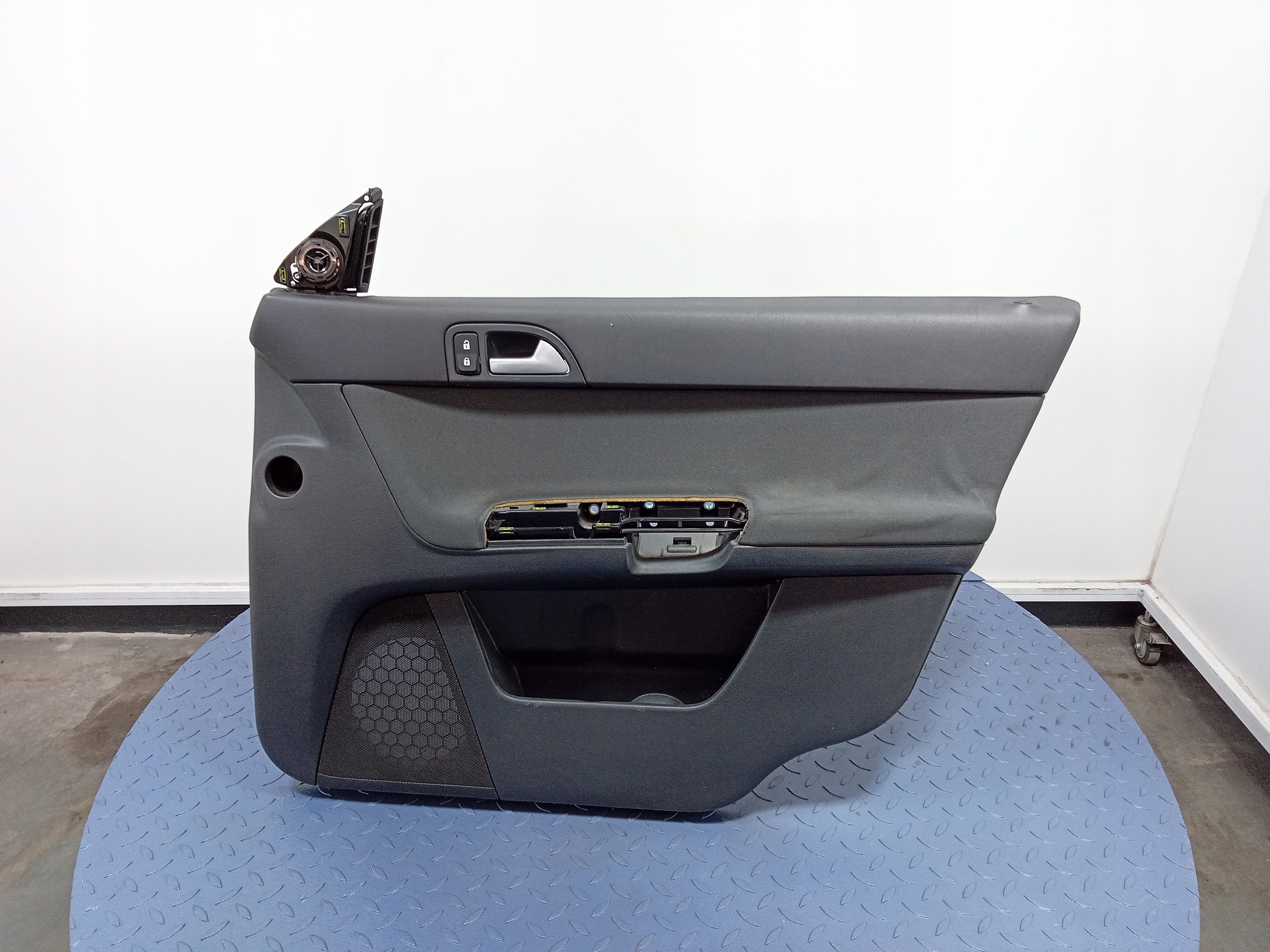 VOLVO V50 TAPICERKA DRZWI PRZÓD PRAWA