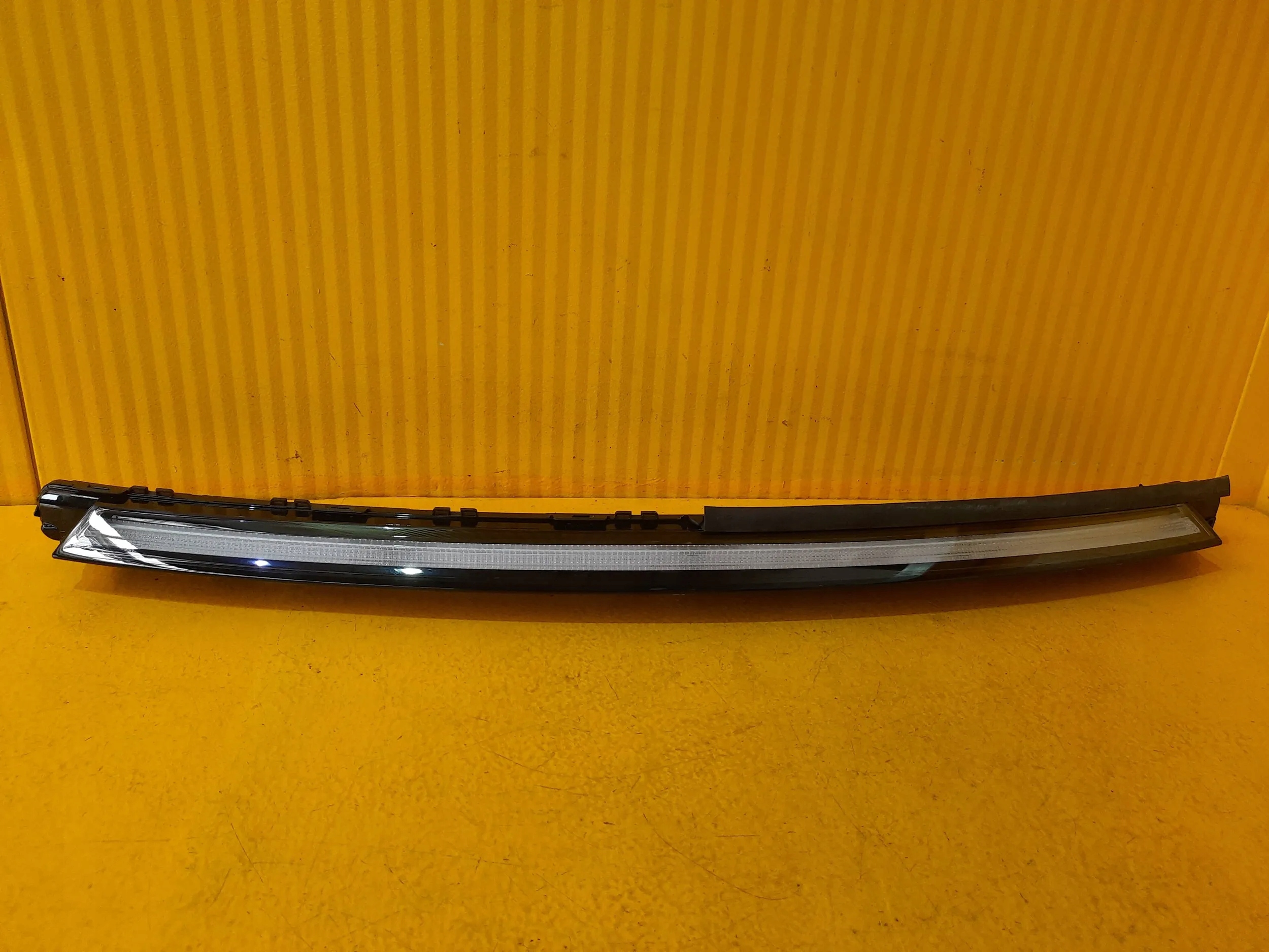 EQC W293 ФАРА LED SRODKOWA НАД РЕШІТКА РАДІАТОРА A293906130