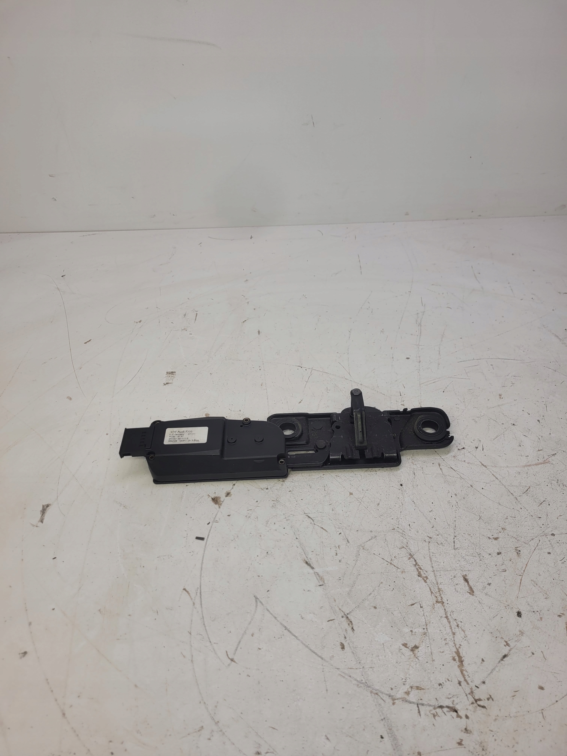 SIŁOWNIK DOCIĄG KLAPY TYŁ AUDI A6 A7 A8 4F9827383H