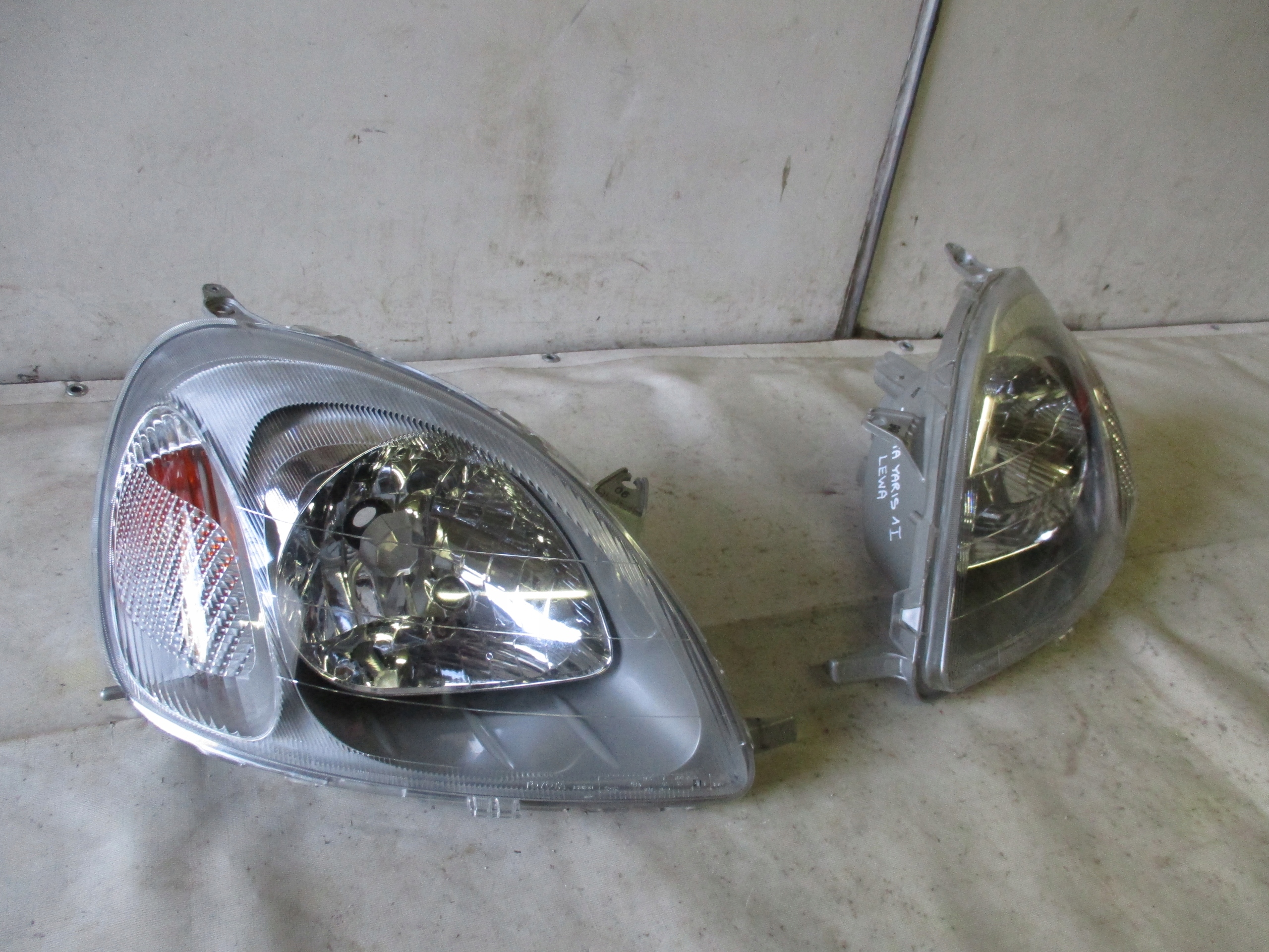 light right front Toyota Yaris 1 and