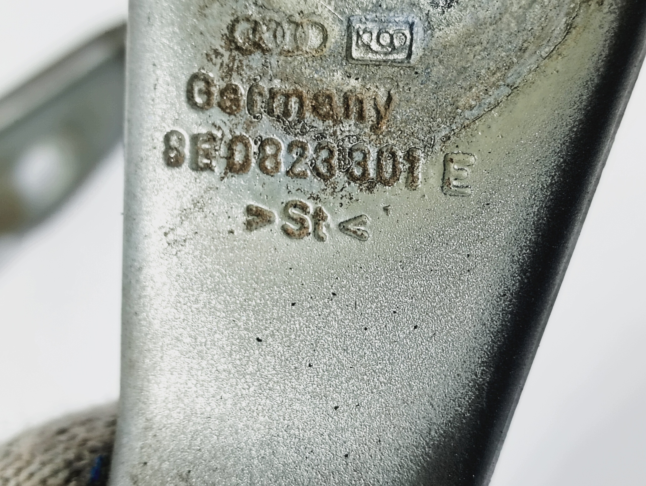bonnet hinges front OE 8E0823301E Audi A4 B6 00-06